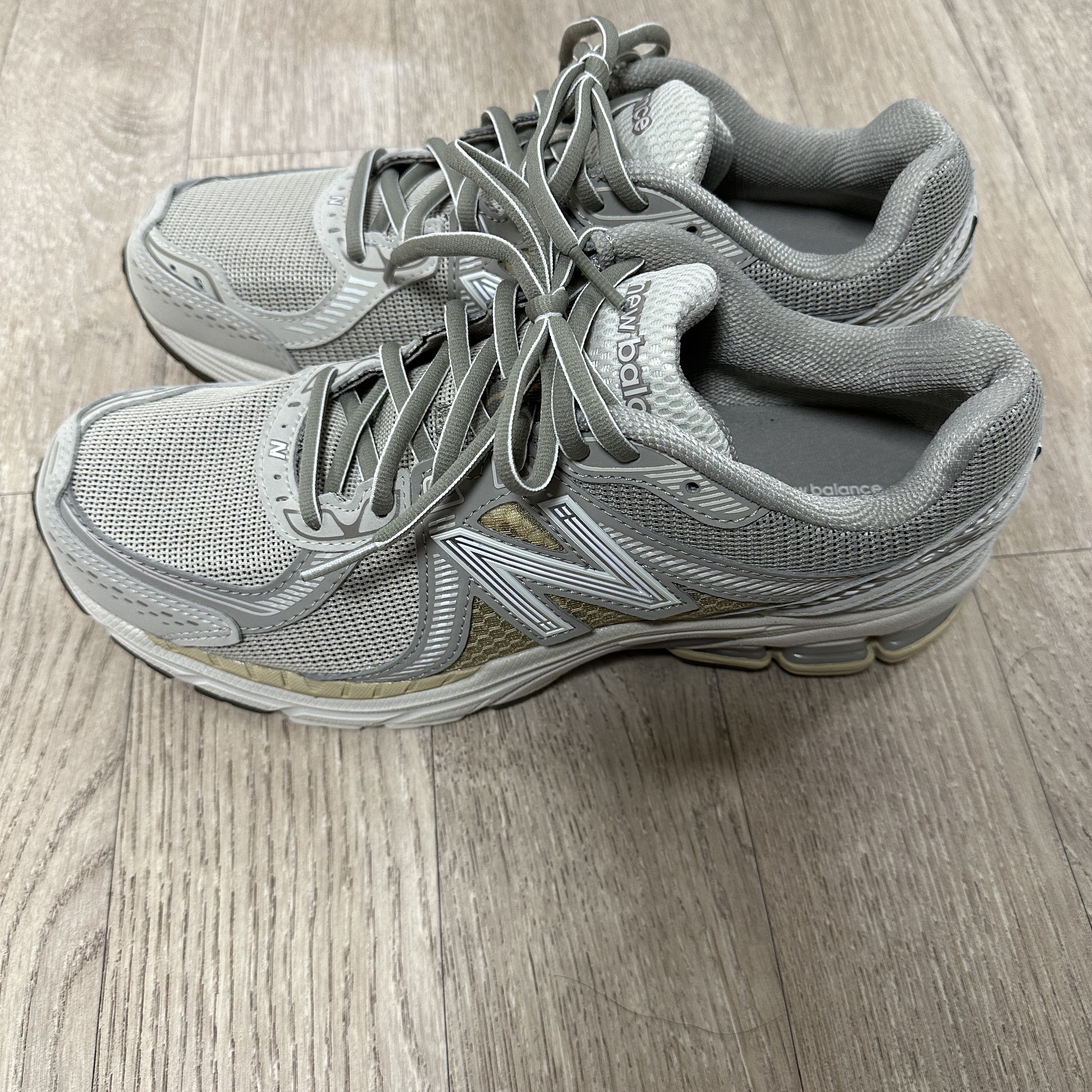 New Balance 860v2 Mars 착용 스타일 - 3