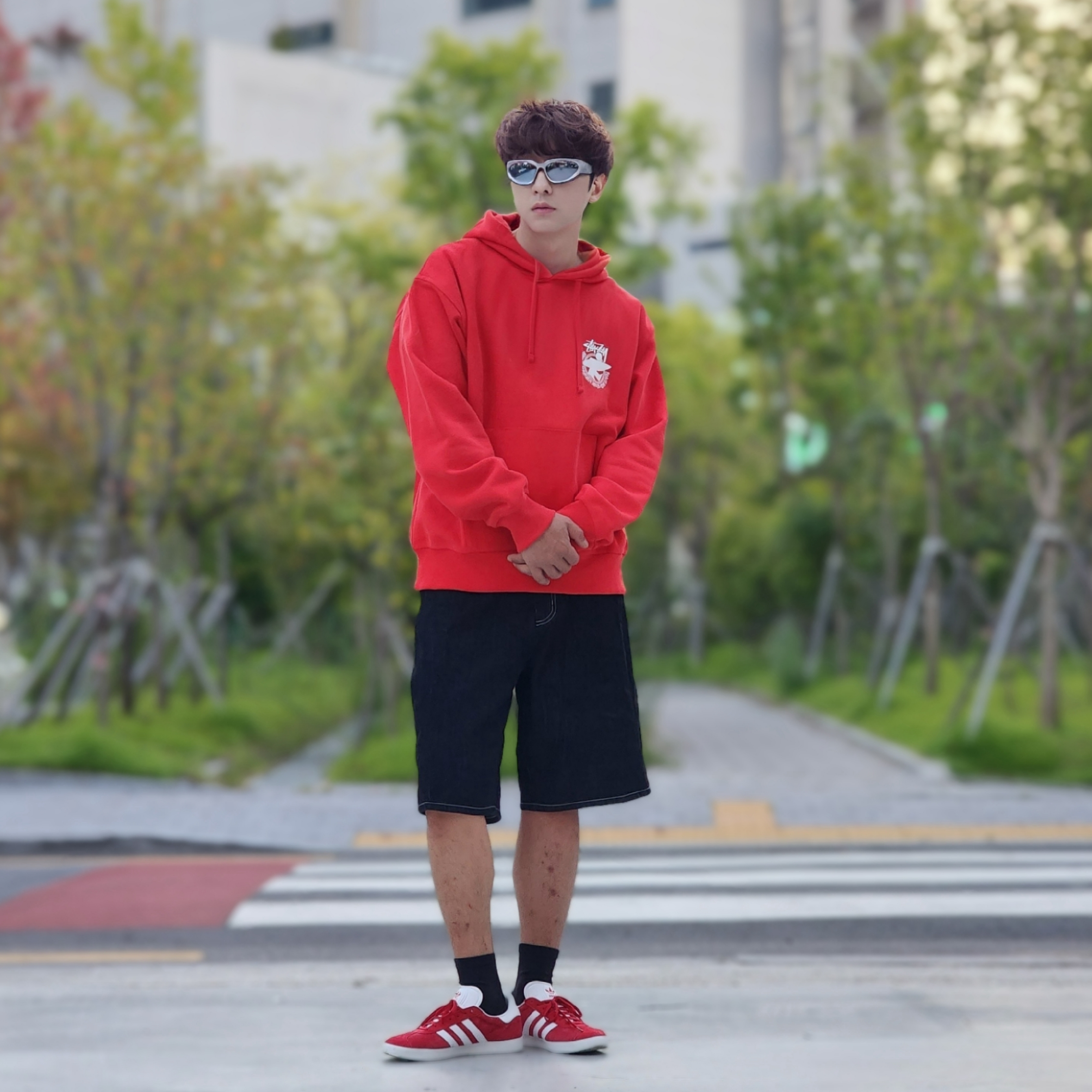 Stussy Beach Roots Hoodie Red, Adidas Gazelle Power Red 착용 스타일 - 3