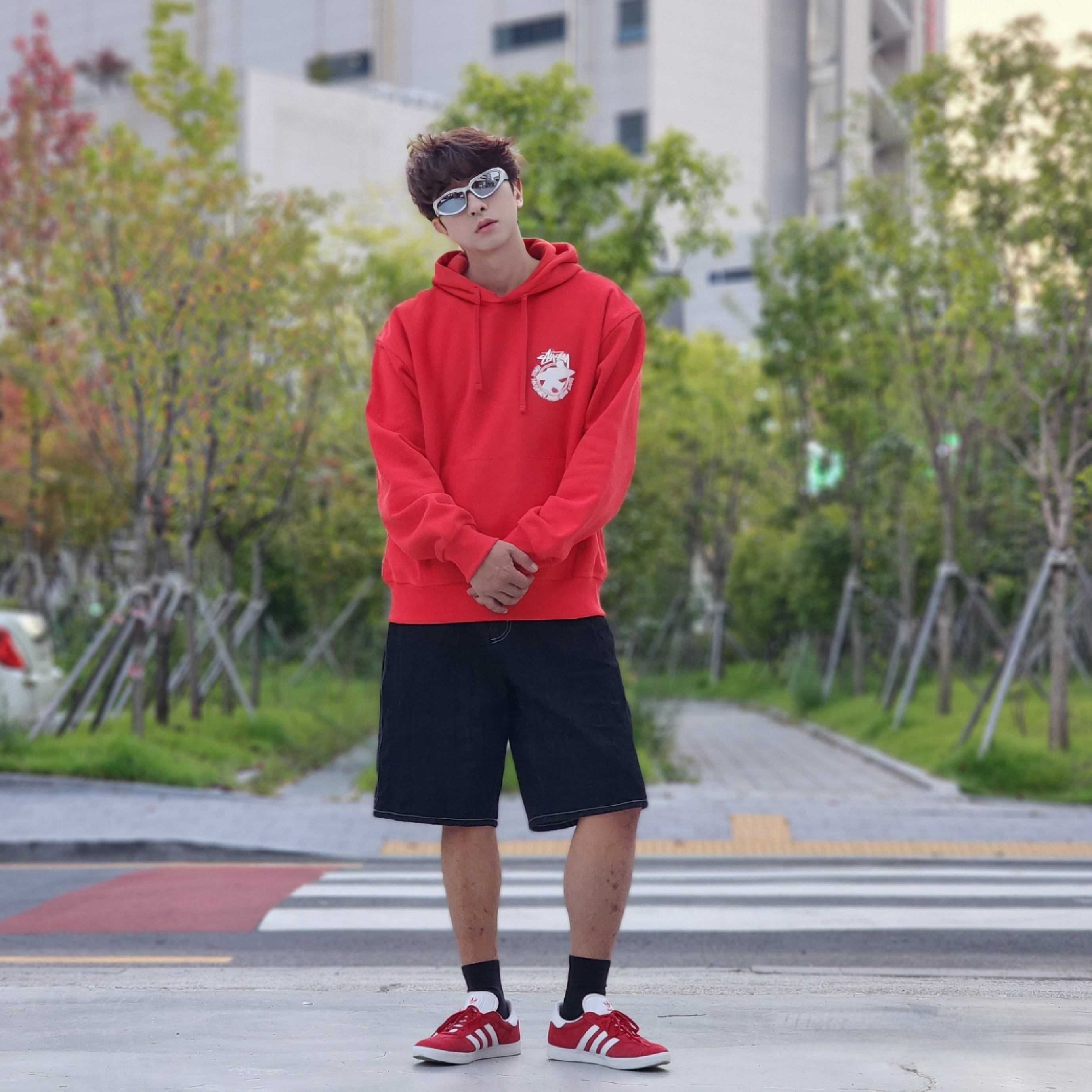 Stussy Beach Roots Hoodie Red, Adidas Gazelle Power Red 착용 스타일 - 4