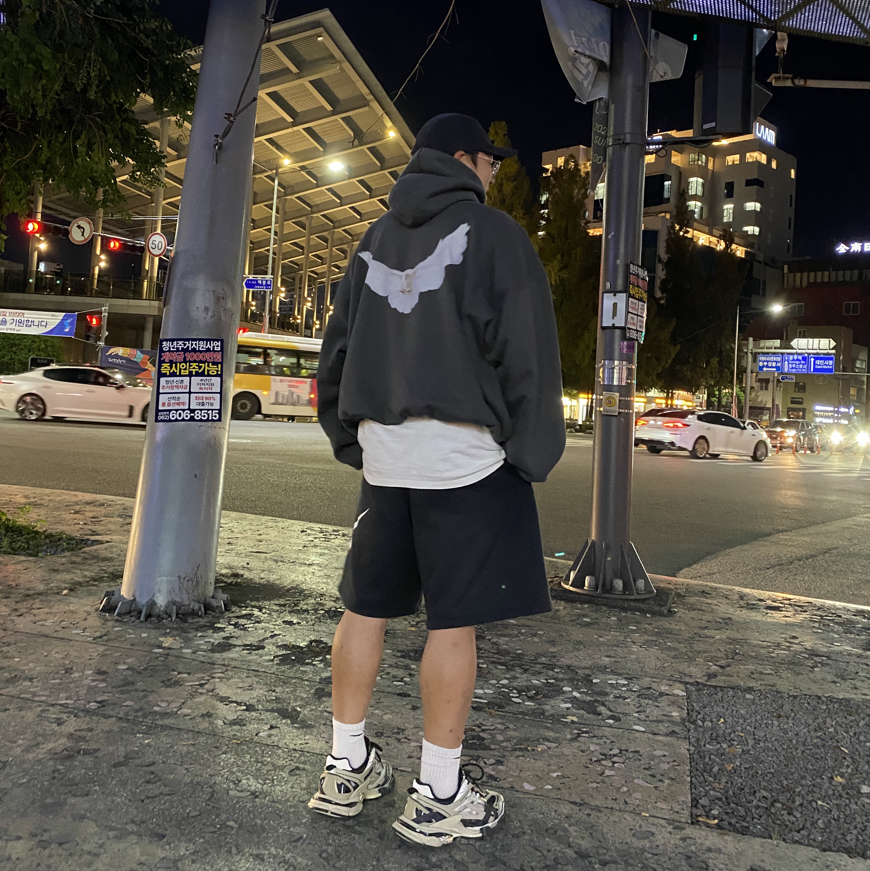 Yeezy Gap Engineered By Balenciaga Dove Hoodie Black 착용 스타일