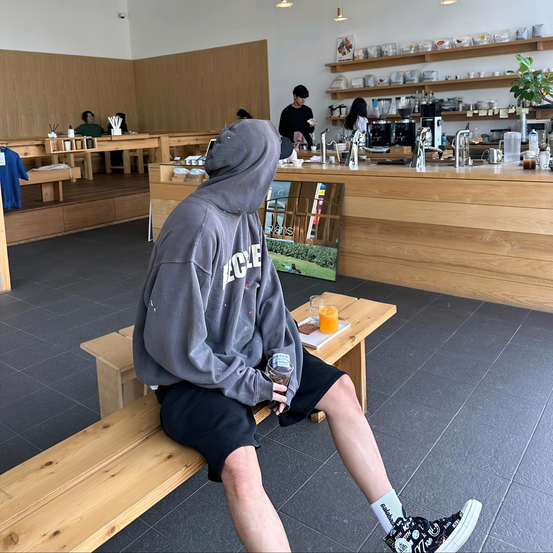 Gallery Dept. 90'S Recycle Hoodie Washed Black, Converse x Kith Chuck 70 High 10th Anniversary Black 착용 스타일 - 2