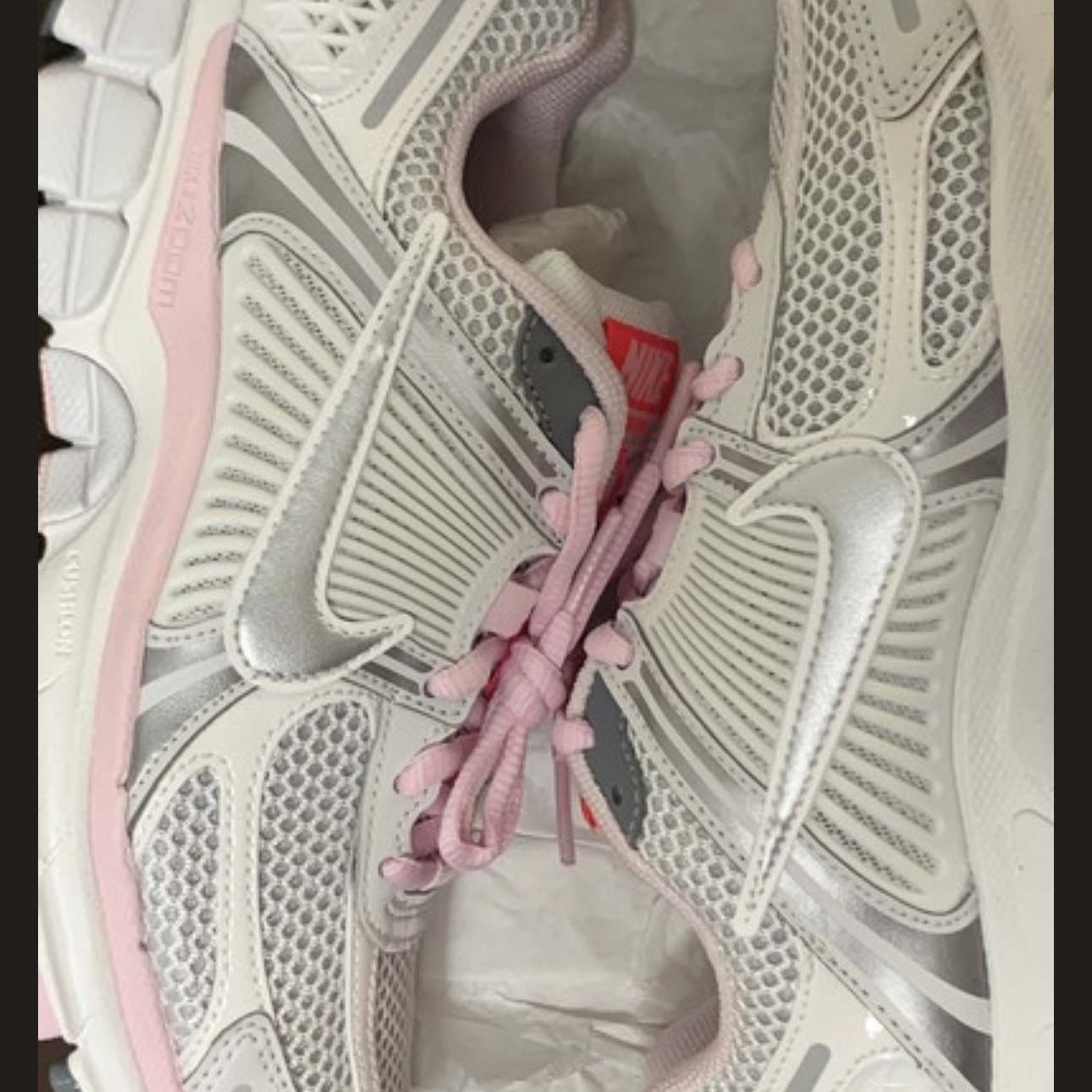 (W) Nike Zoom Vomero 5 Photon Dust Metallic Silver 착용 스타일