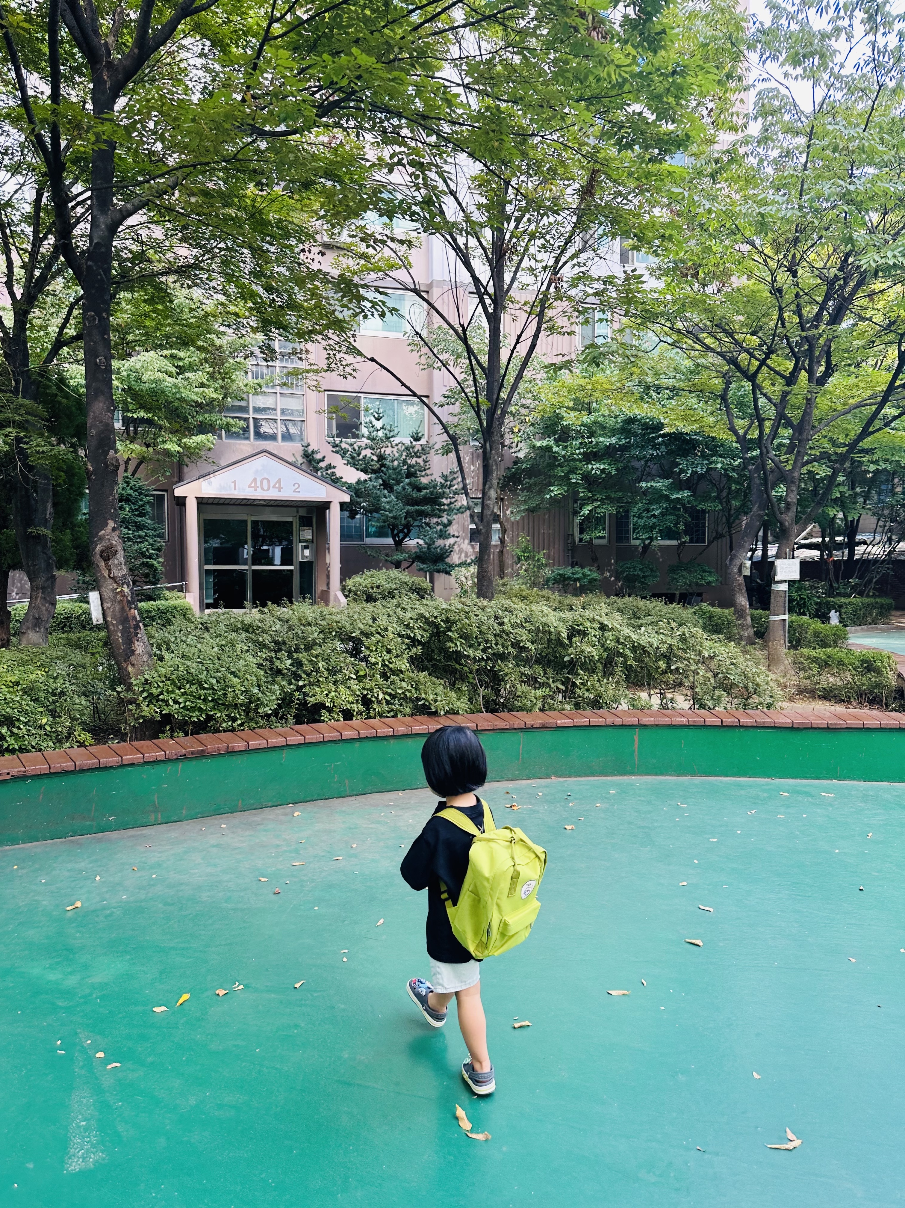 (Kids) Crocs Bayaband Clog Slate Grey Lime Punch, (Kids) Uniqlo UT x Kaws Short Sleeve Graphic T-Shirt Black 착용 스타일 - 5