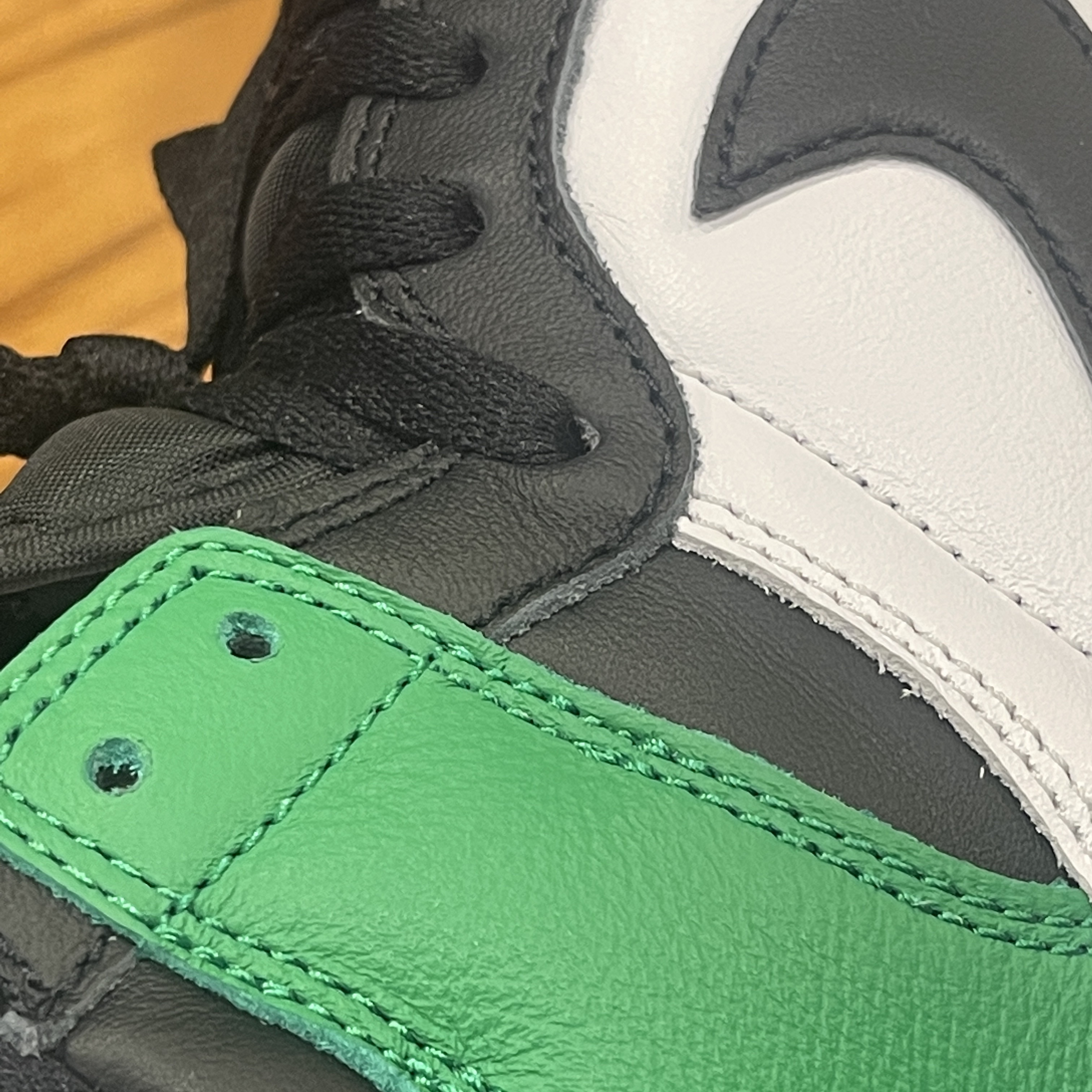Jordan 1 Retro High OG Black and Lucky Green 착용 스타일 - 4