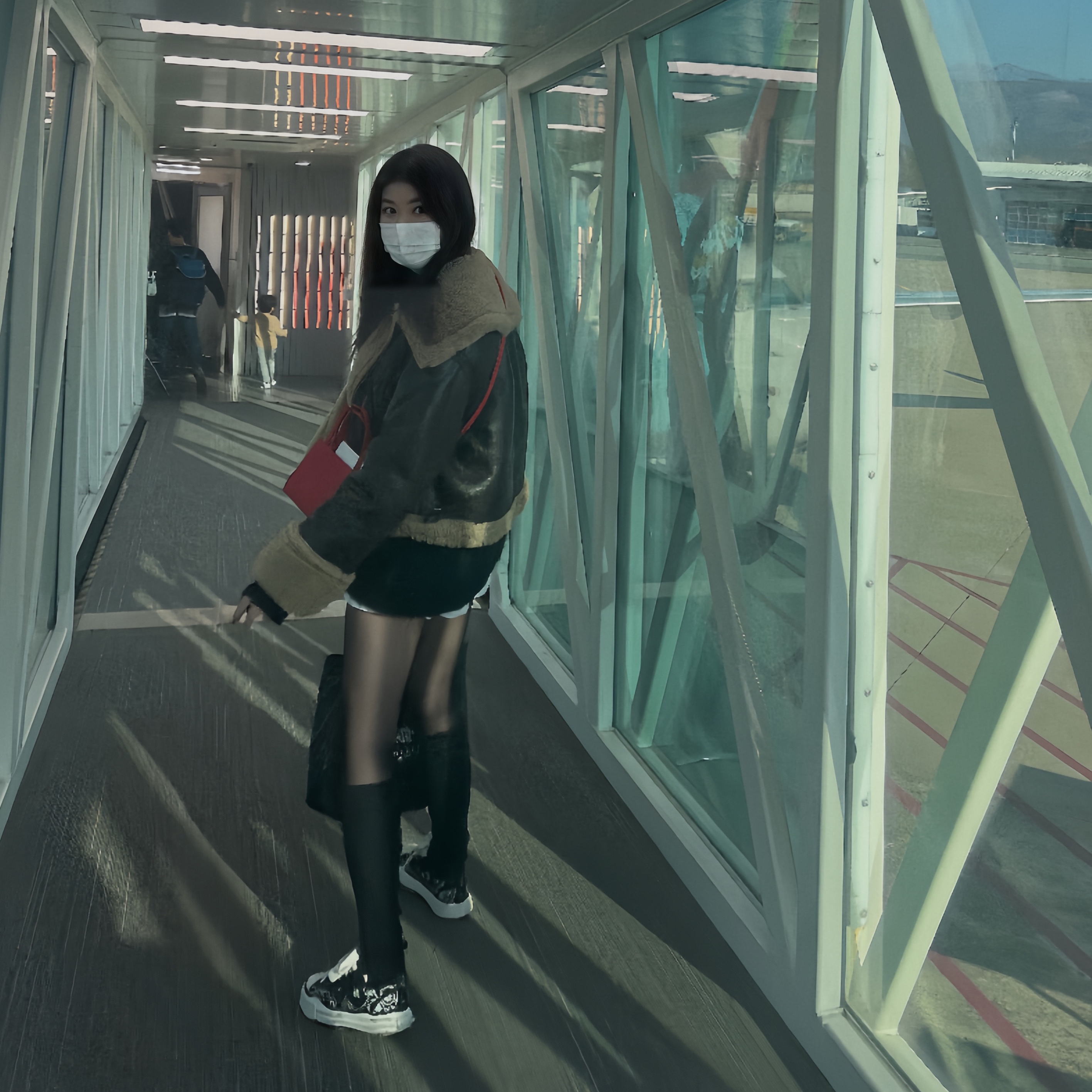 Maison Mihara Yasuhiro Peterson OG Sole Canvas Bandana Low-top Sneakers Black, Telfar Small Shopping Bag Red 착용 스타일
