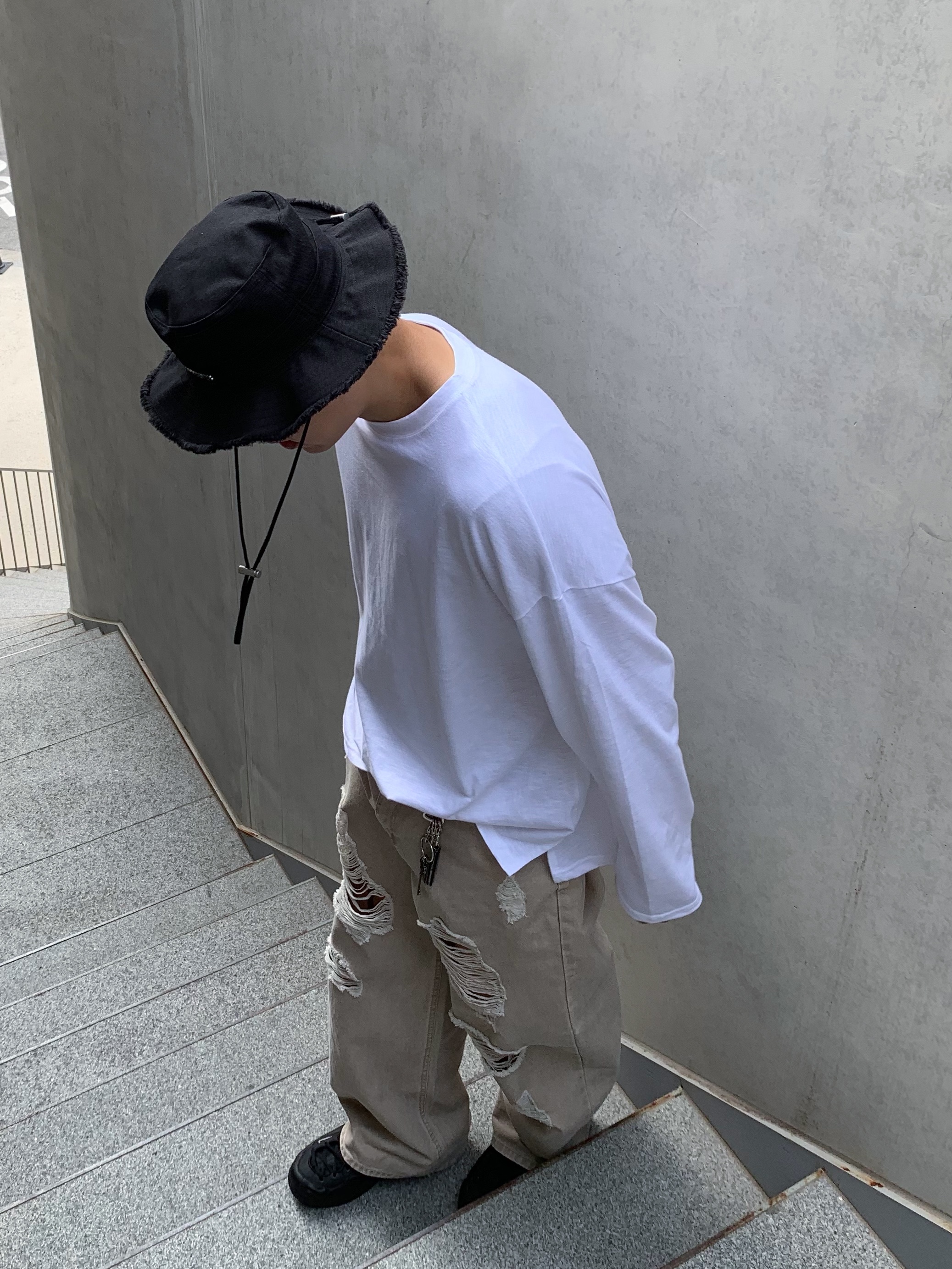 Nike x Comme des Garcons Homme Plus Air Foamposite One Black, Jacquemus Le Bob Artichaut Bucket Hat Black 착용 스타일 - 4