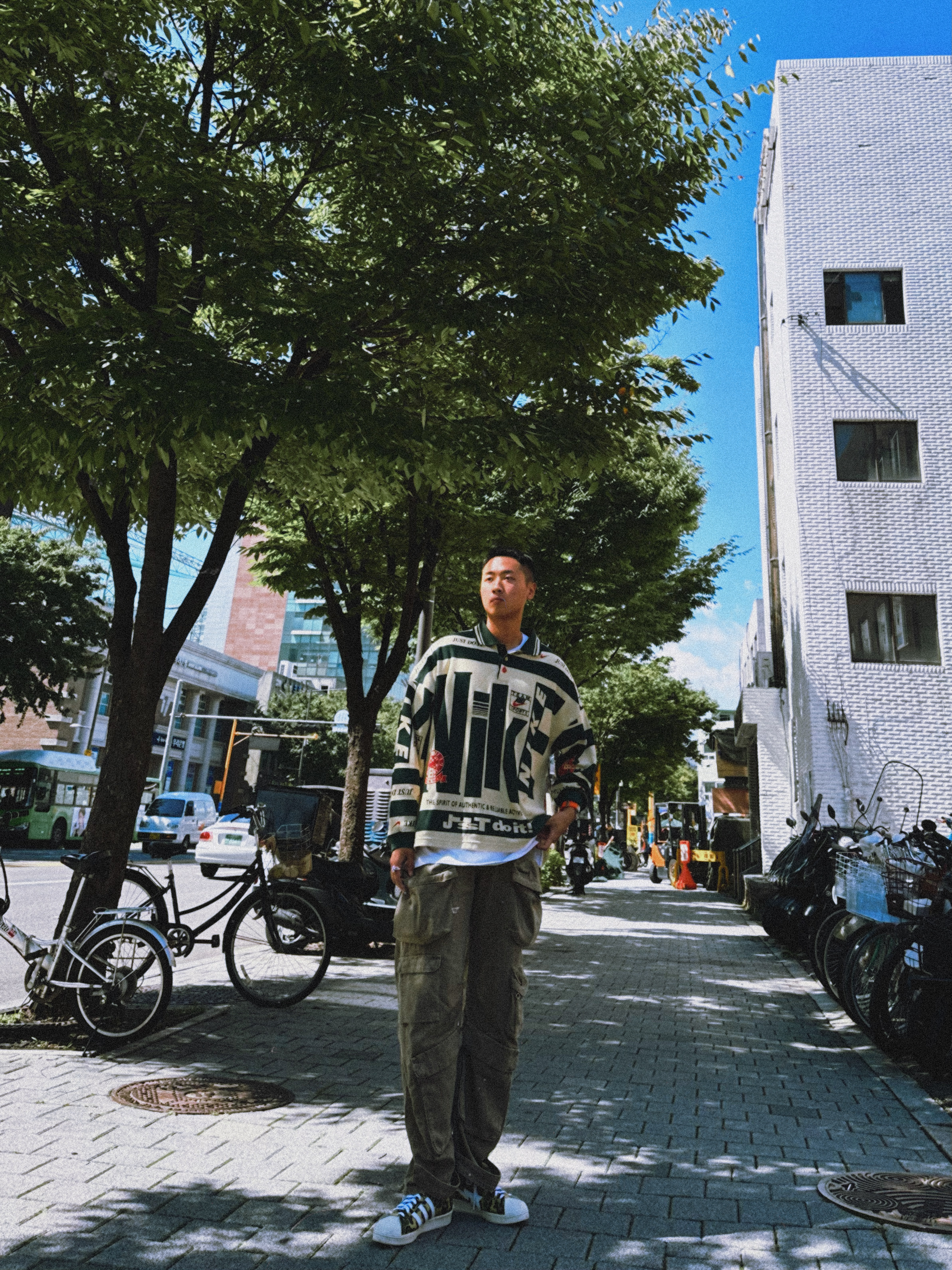 Zara Utility Cargo Jeans Dark Sand, Adidas x BAPE Superstar 80s Green Camo 착용 스타일 - 2