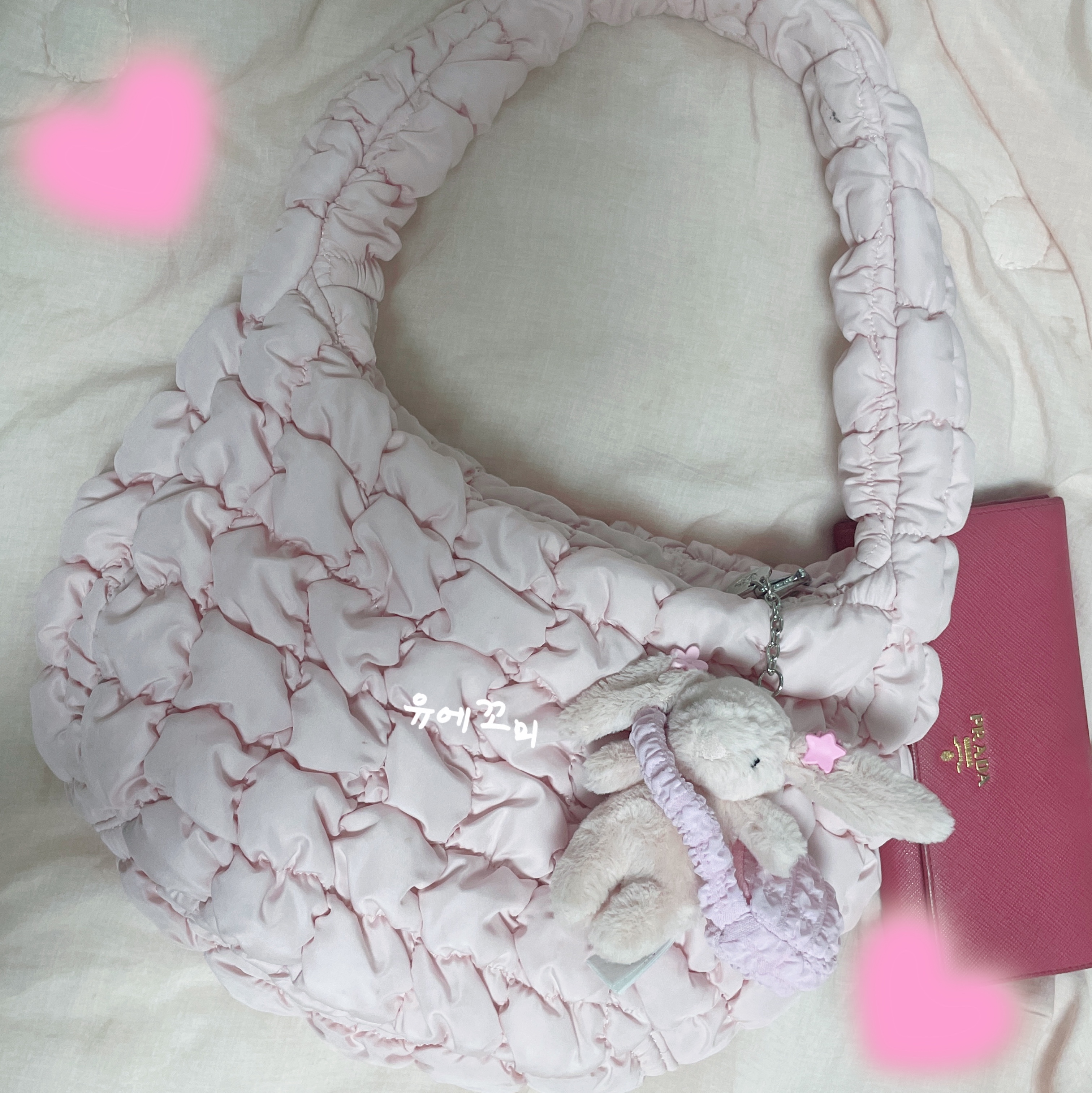 COS Quilted Mini Bag Pink, Jellycat Bashful Bunny Bag Charm Blush 착용 스타일