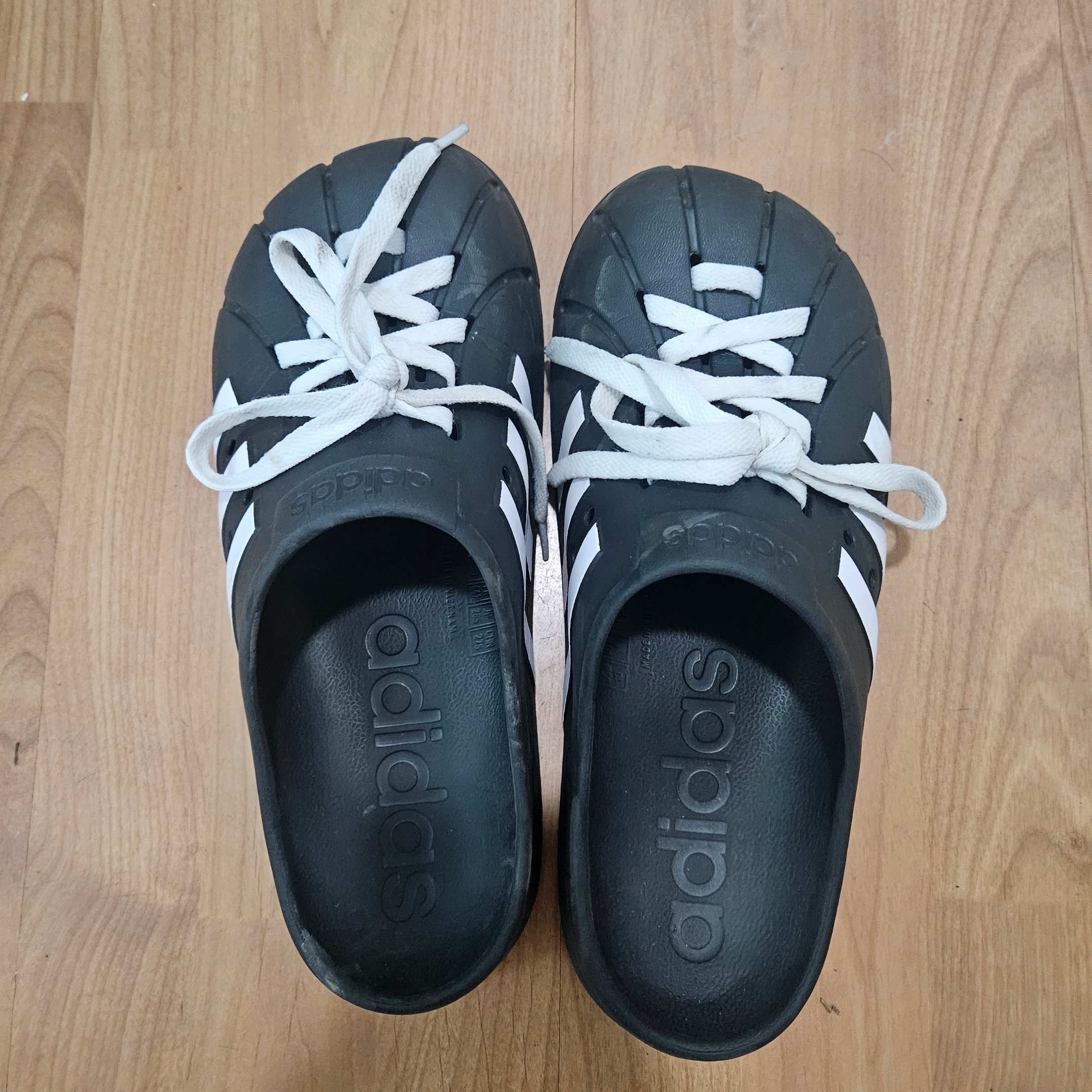 Adidas Adilette Clog Black White 착용 스타일