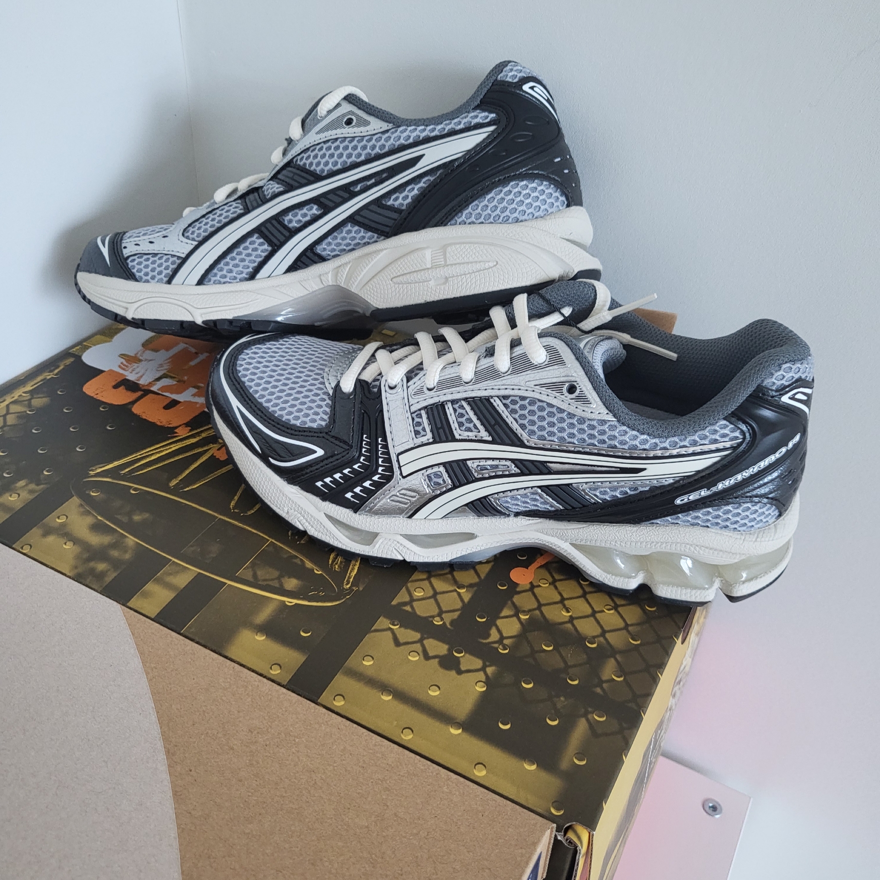Asics Gel-Kayano 14 Black Glacier Grey 착용 스타일