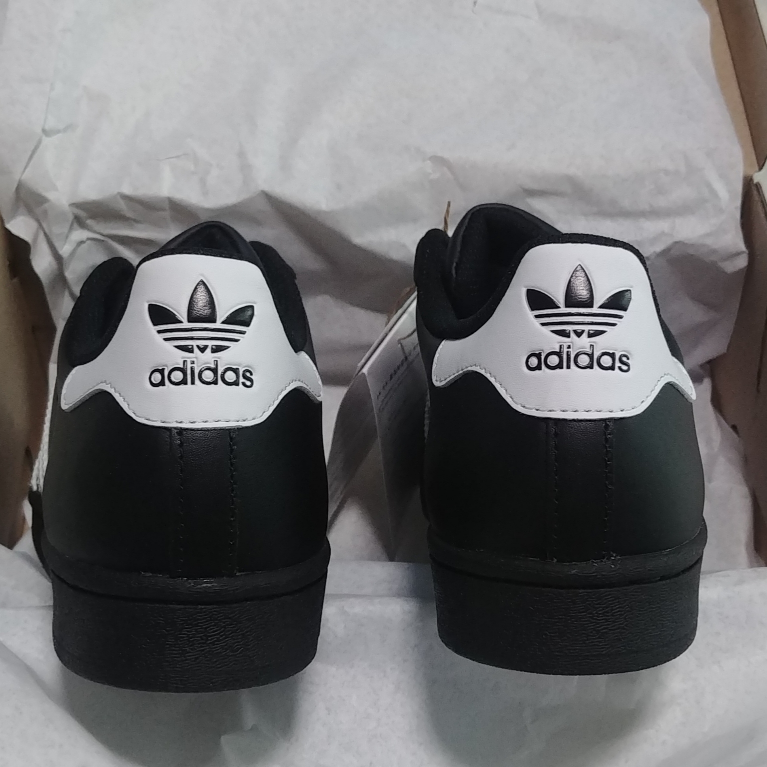 Adidas Superstar Core Black White 착용 스타일 - 4