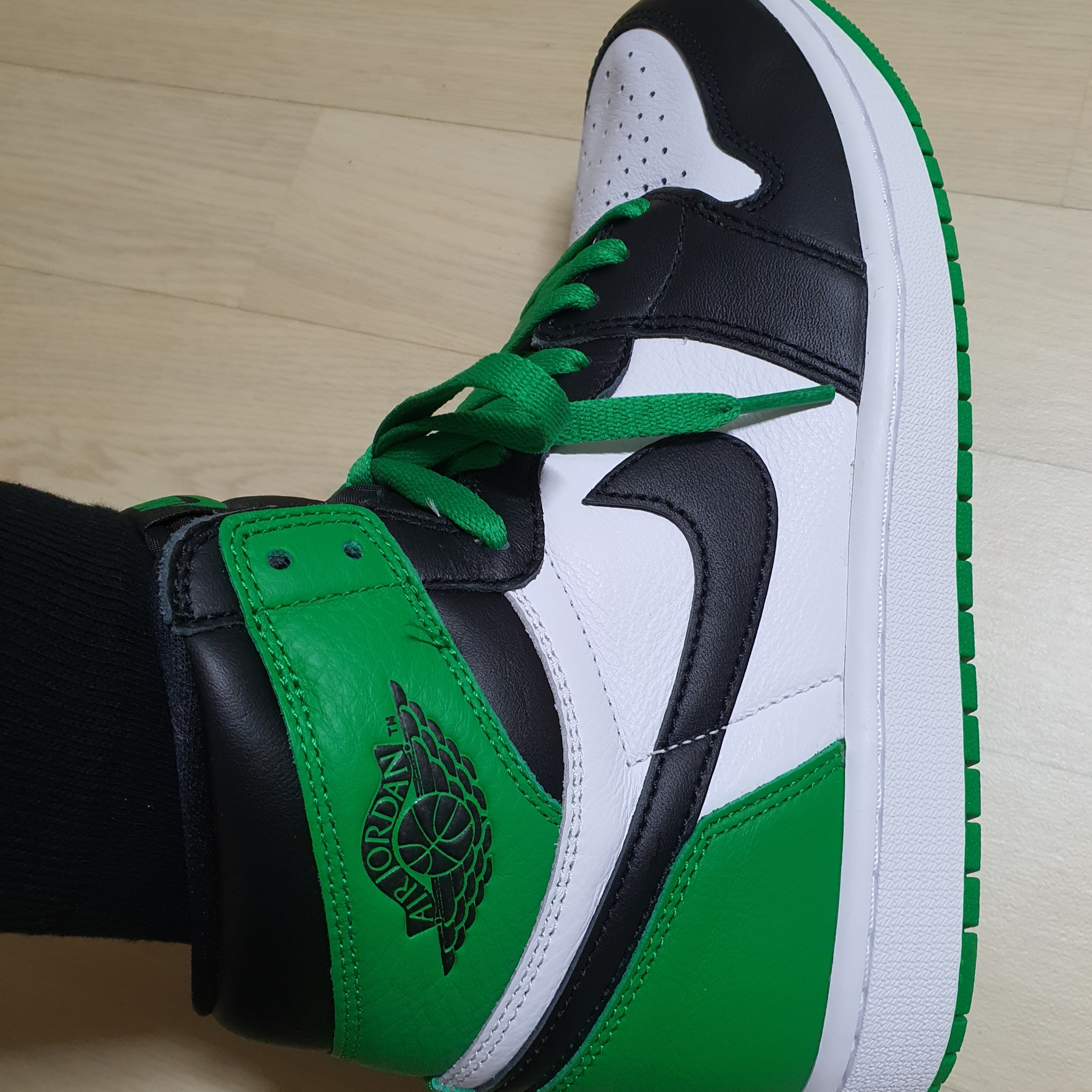 Jordan 1 Retro High OG Black and Lucky Green 착용 스타일 - 3