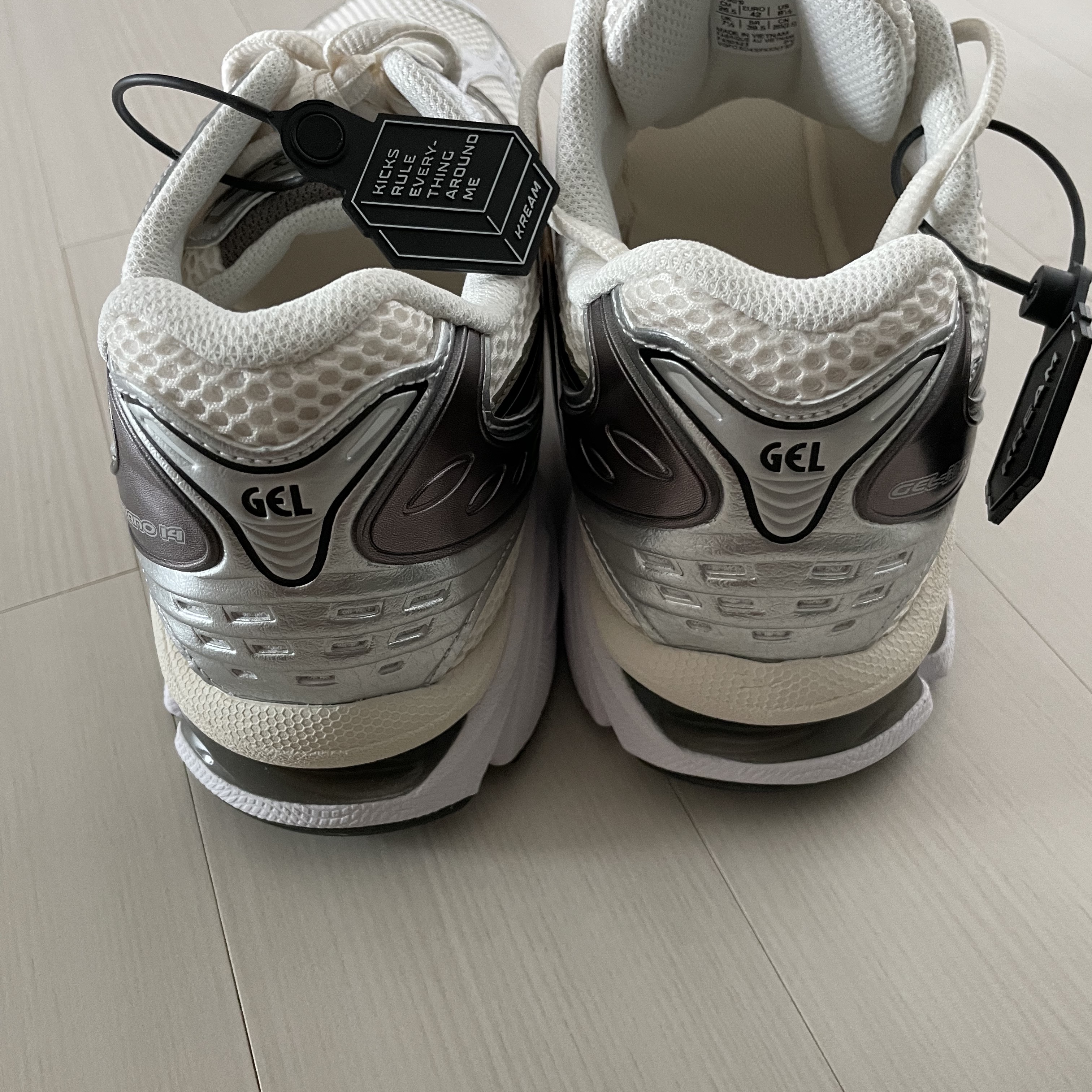 Asics Gel-Kayano 14 Cream Black 착용 스타일 - 2