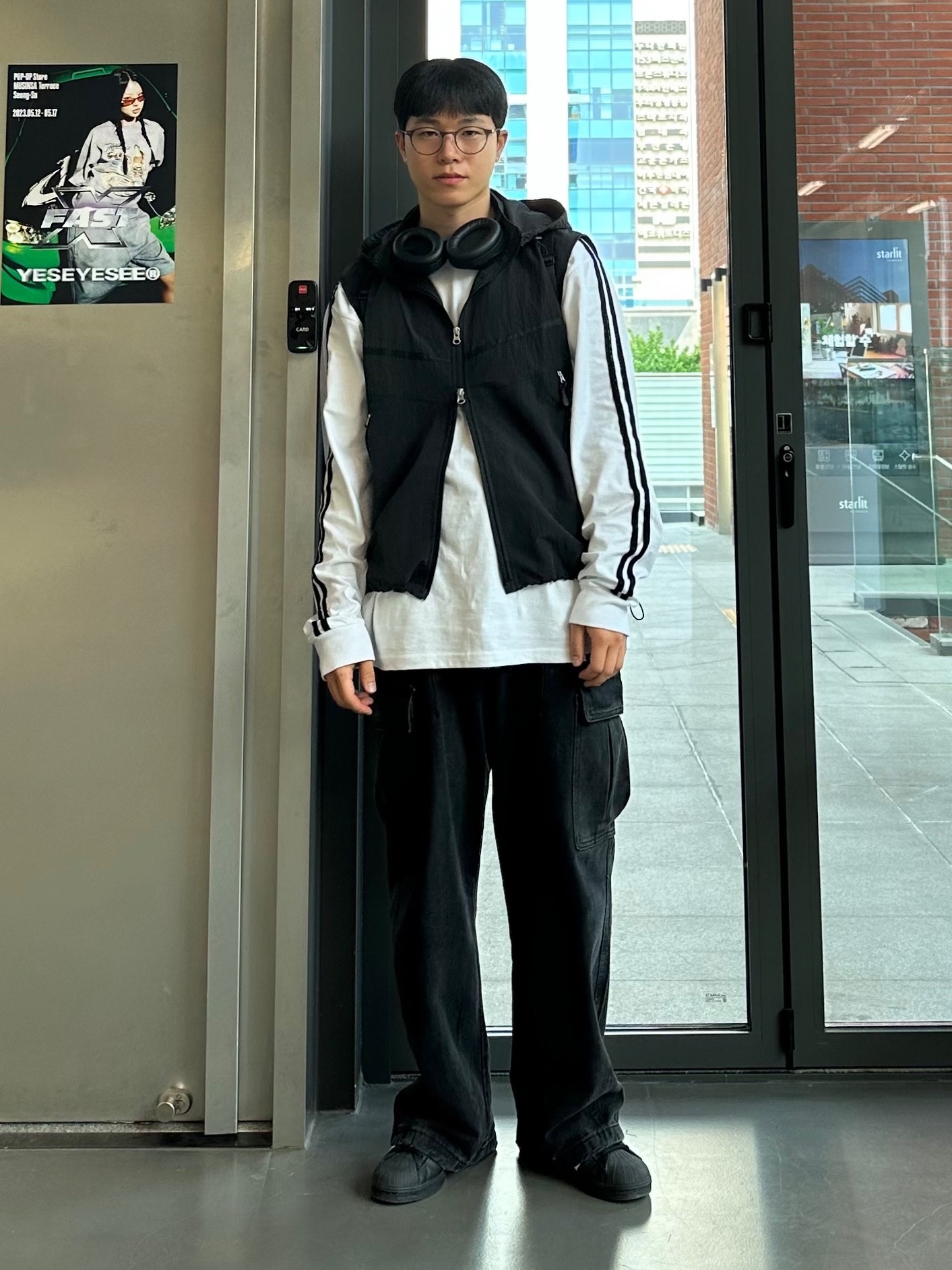 Adidas Superstar Core Black White, Sony WH-1000XM4 Black (Korean Ver.) 착용 스타일 - 1