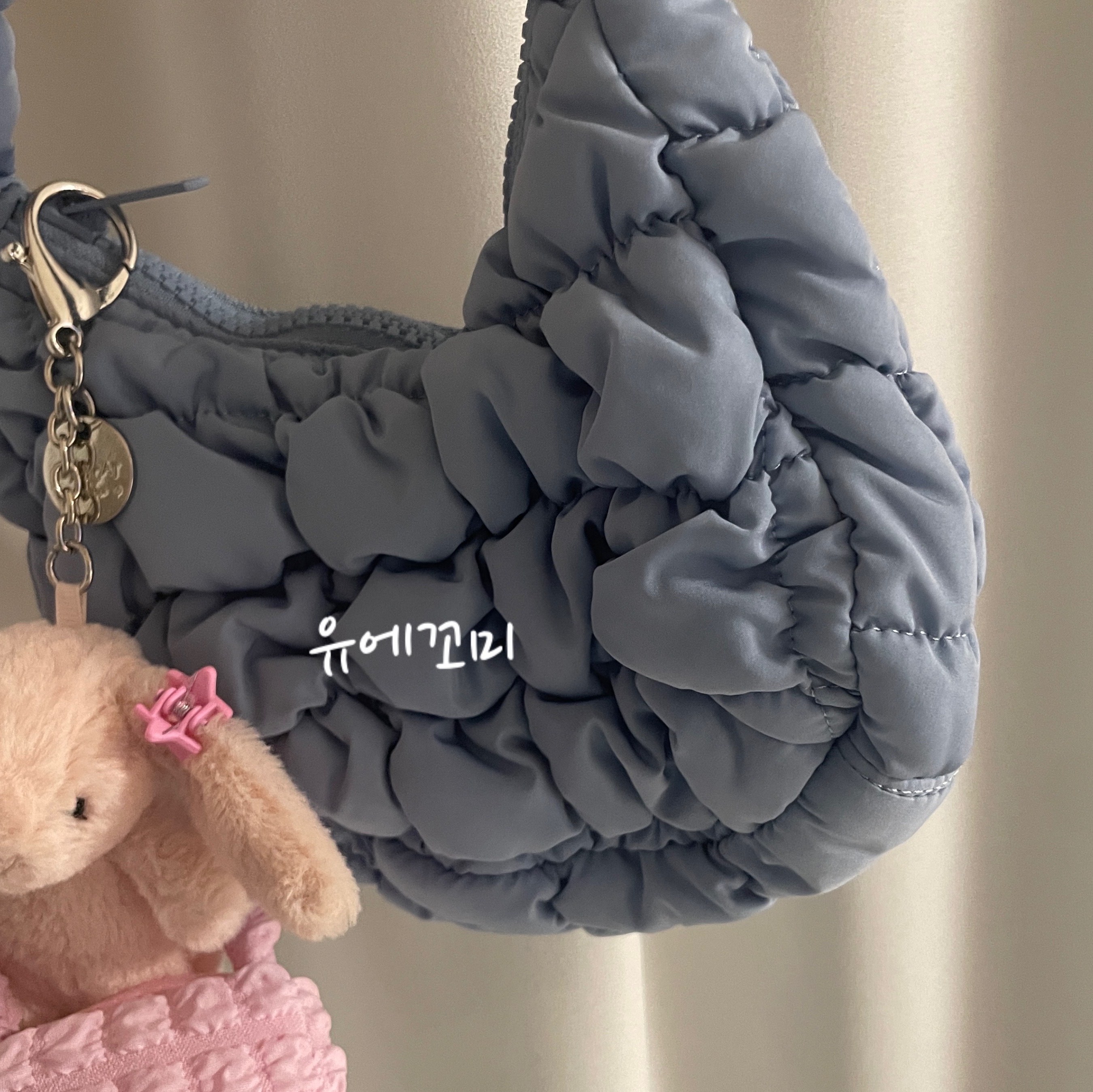COS Quilted Micro Bag Blue, Jellycat Bashful Bunny Bag Charm Blush 착용 스타일