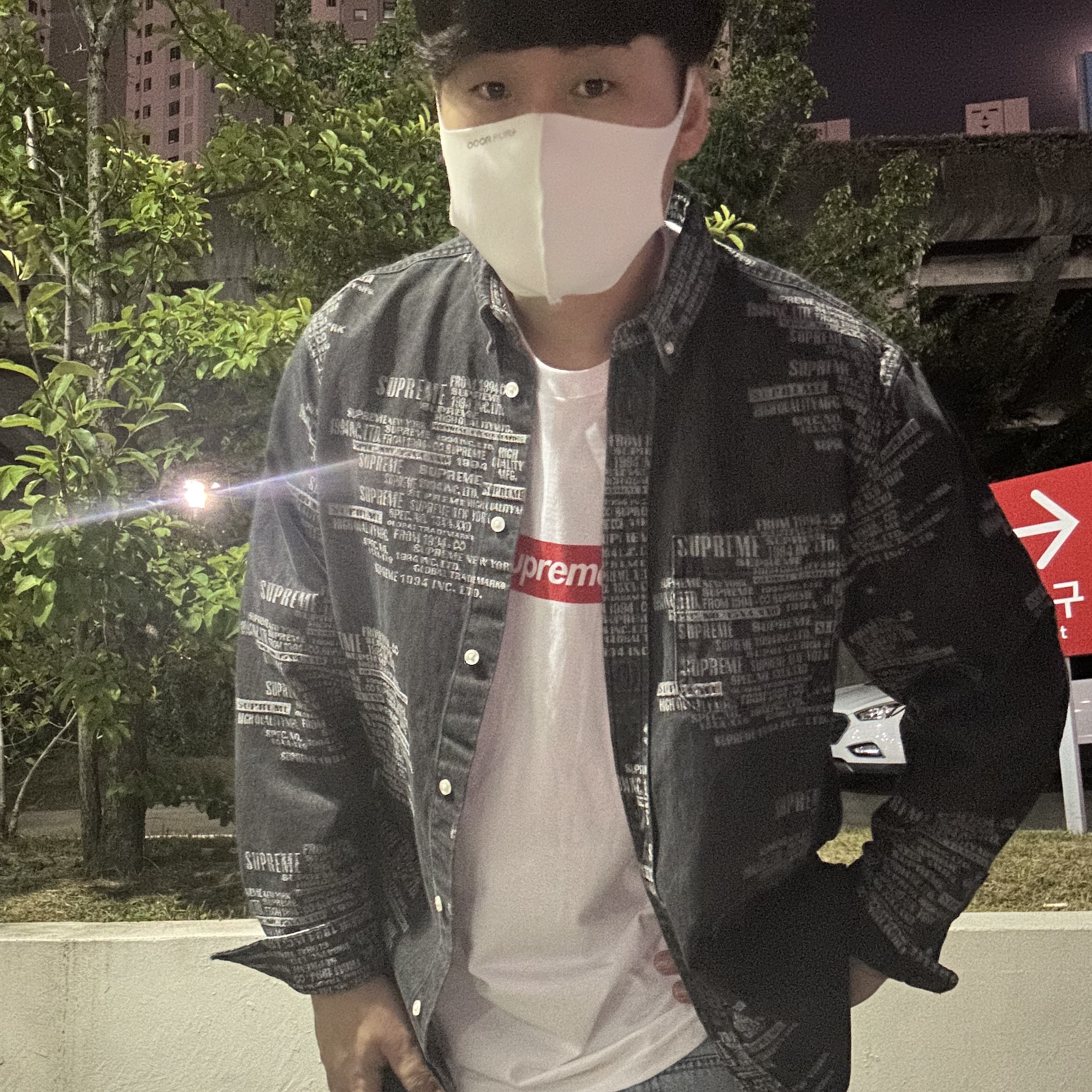 Supreme Trademark Jacquard Denim Shirt Washed Black - 23SS, Supreme West Hollywood Box Logo T-Shirt White - 23SS 착용 스타일 - 1