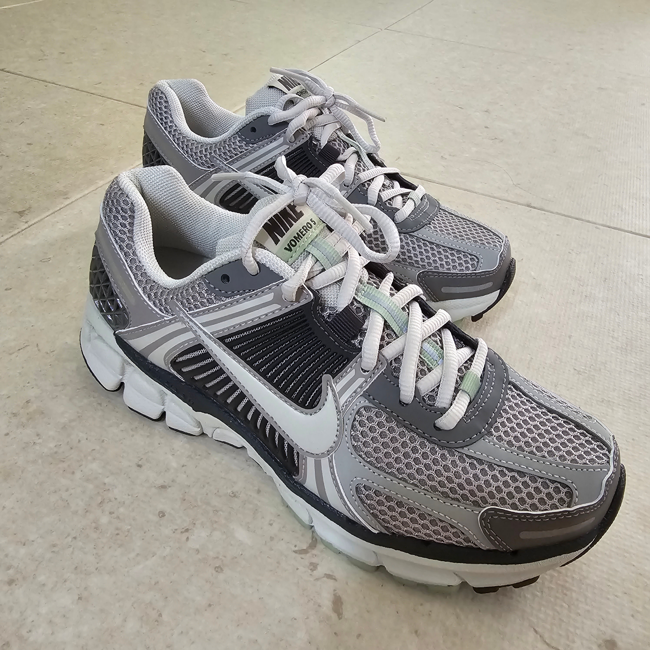 (W) Nike Zoom Vomero 5 Cobblestone and Flat Pewter 착용 스타일