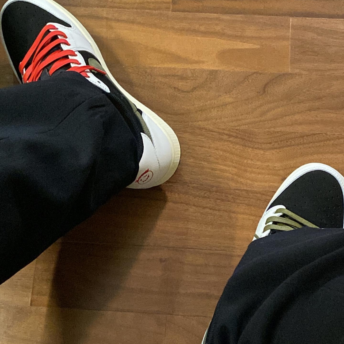 (W) Jordan 1 x Travis Scott Retro Low OG SP Medium Olive 착용 스타일 - 1