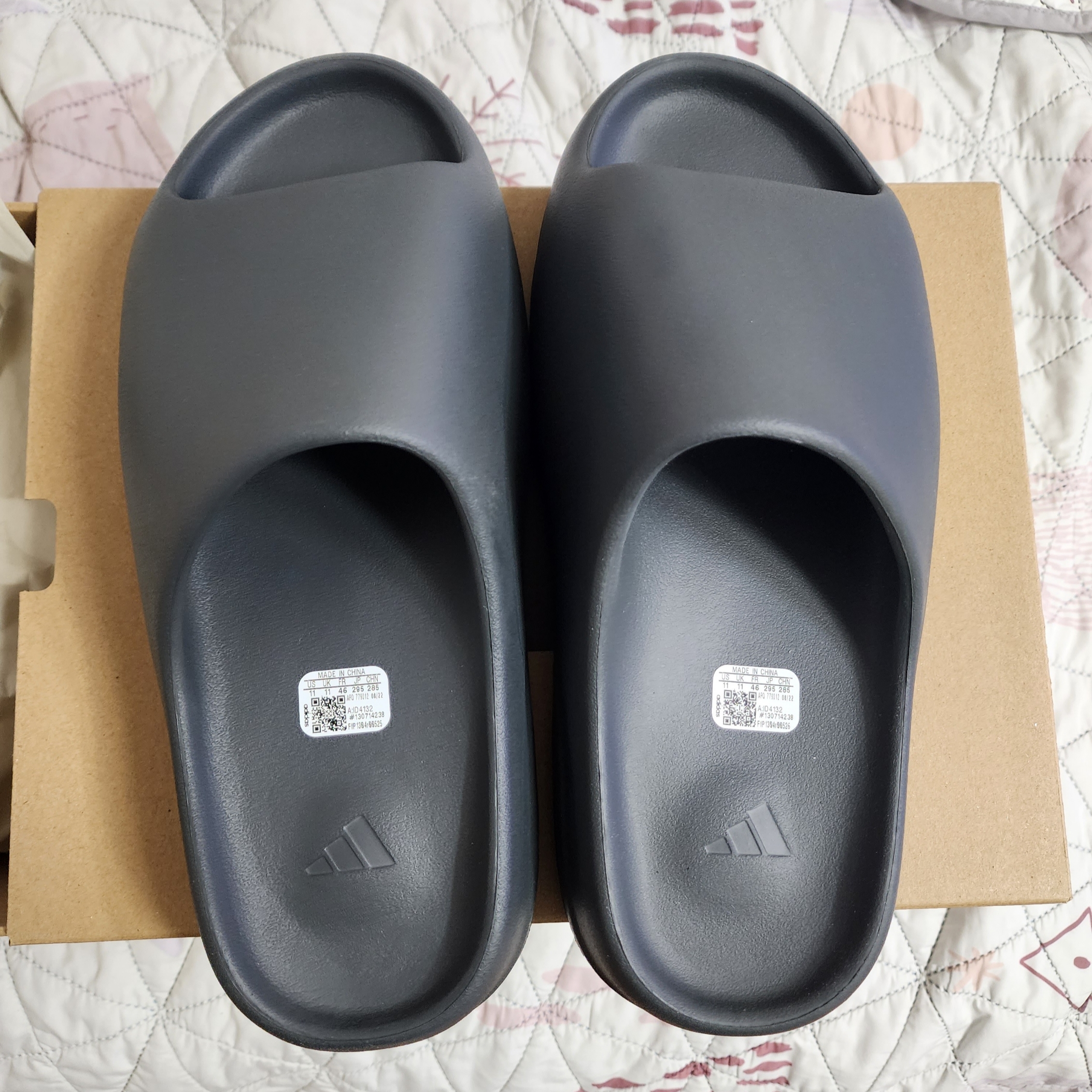 Adidas Yeezy Slide Slate Grey 착용 스타일