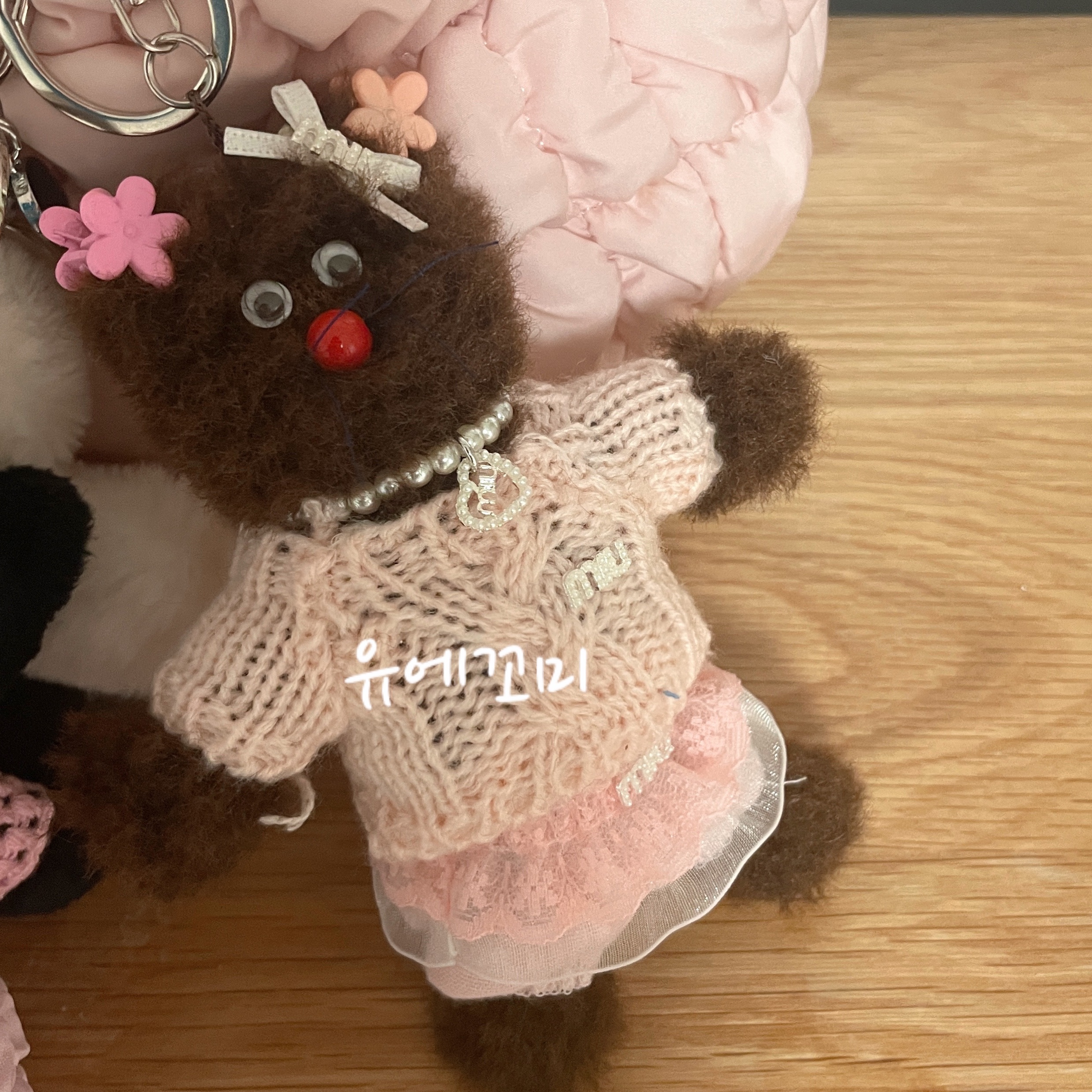 Monamhee Bred Keyring with Pink Pants Brown, COS Quilted Mini Bag Pink 착용 스타일