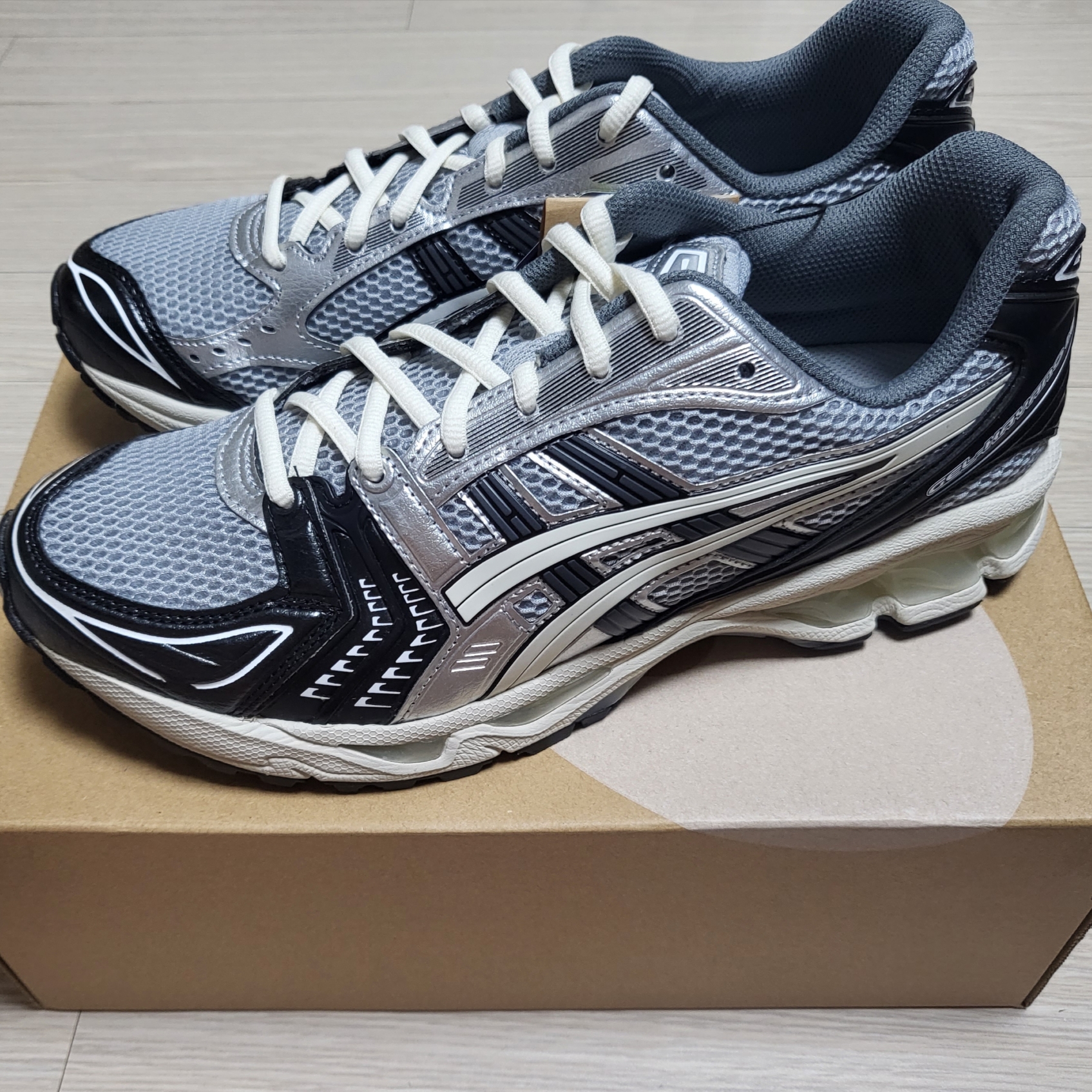 Asics Gel-Kayano 14 Black Glacier Grey 착용 스타일 - 2