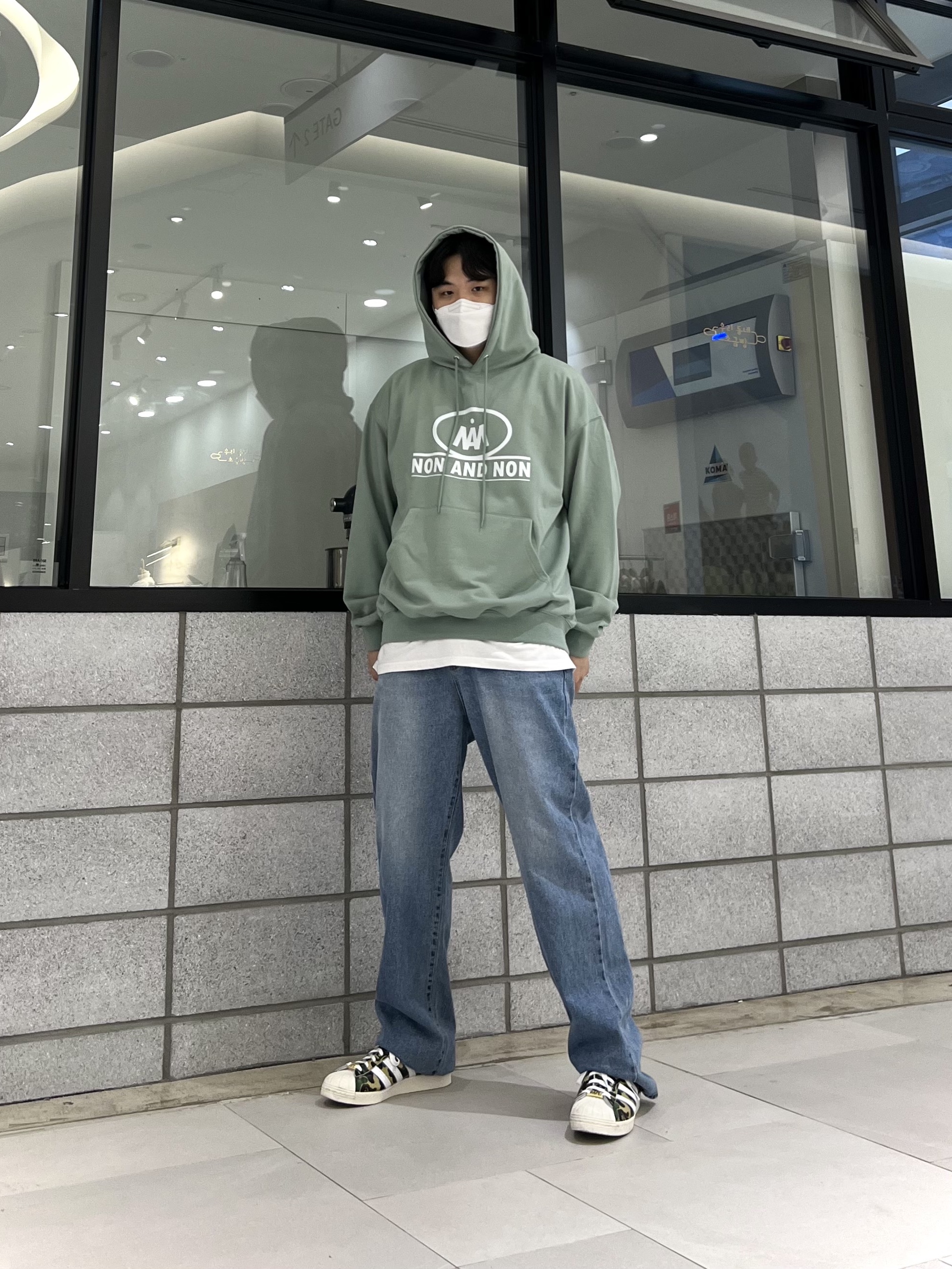 Adidas x BAPE Superstar 80s Green Camo 착용 스타일