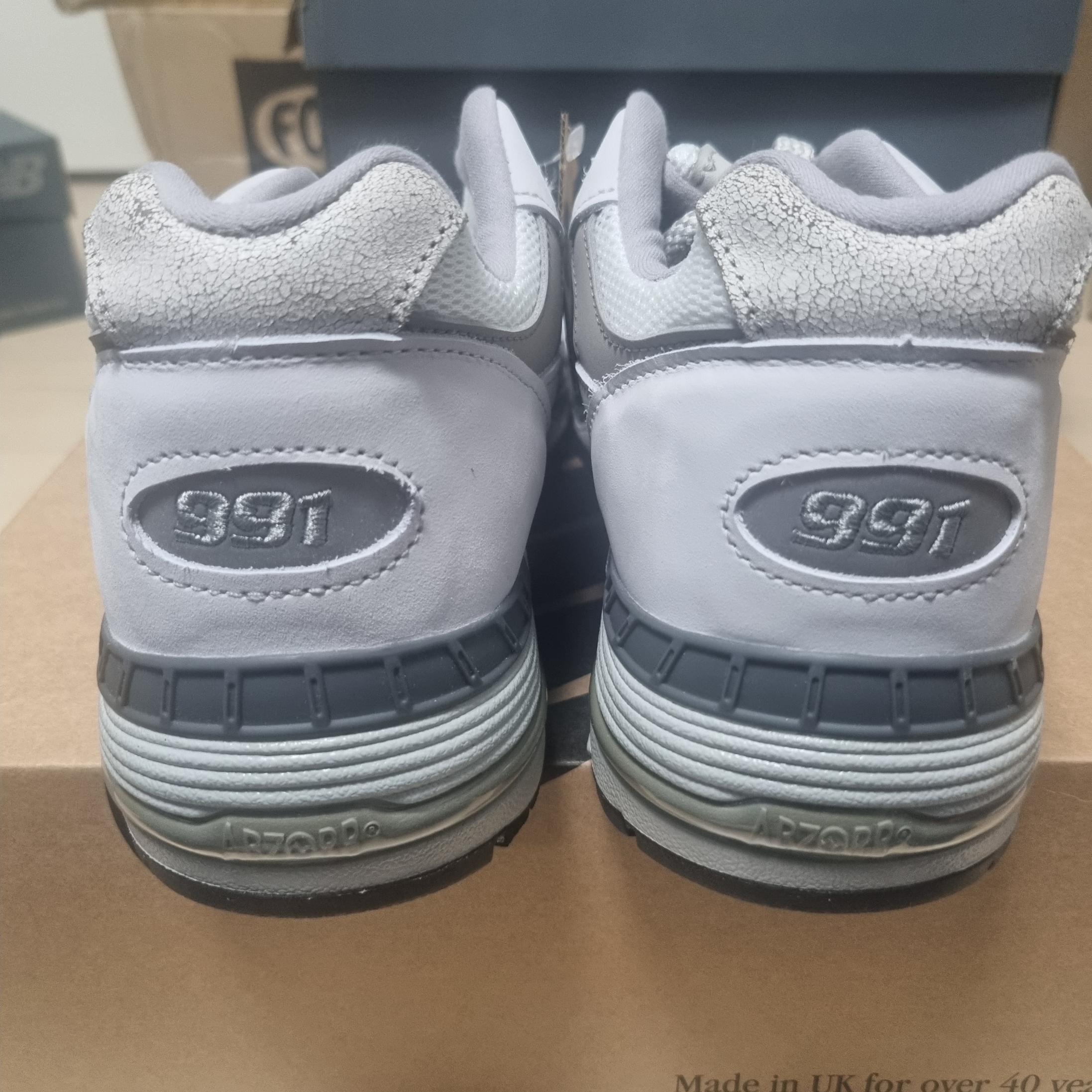 New Balance 991 Made in UK White Grey 착용 스타일 - 3