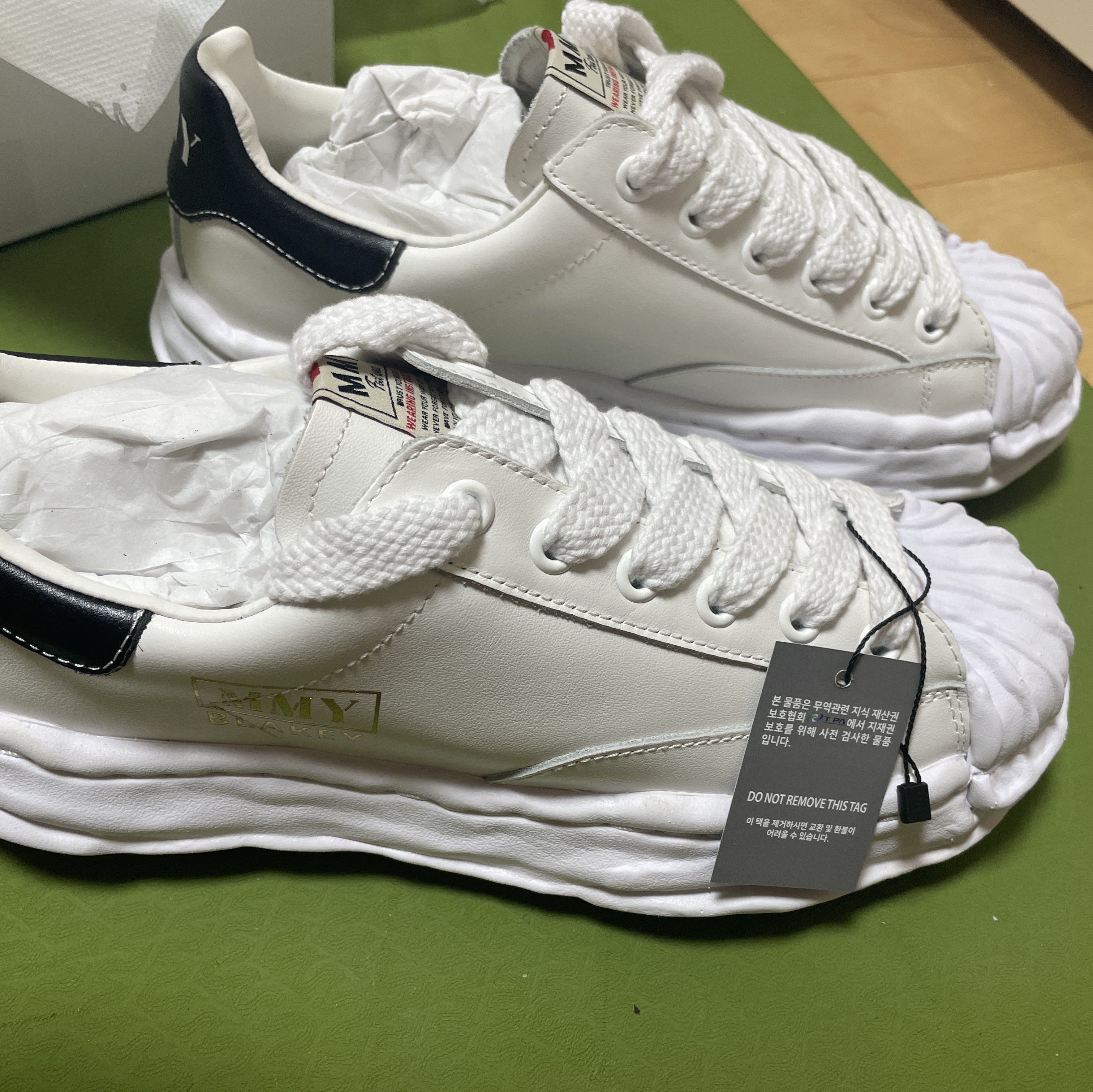 Maison Mihara Yasuhiro Blakey OG Sole Embossed Leather Low-top Sneakers White 착용 스타일
