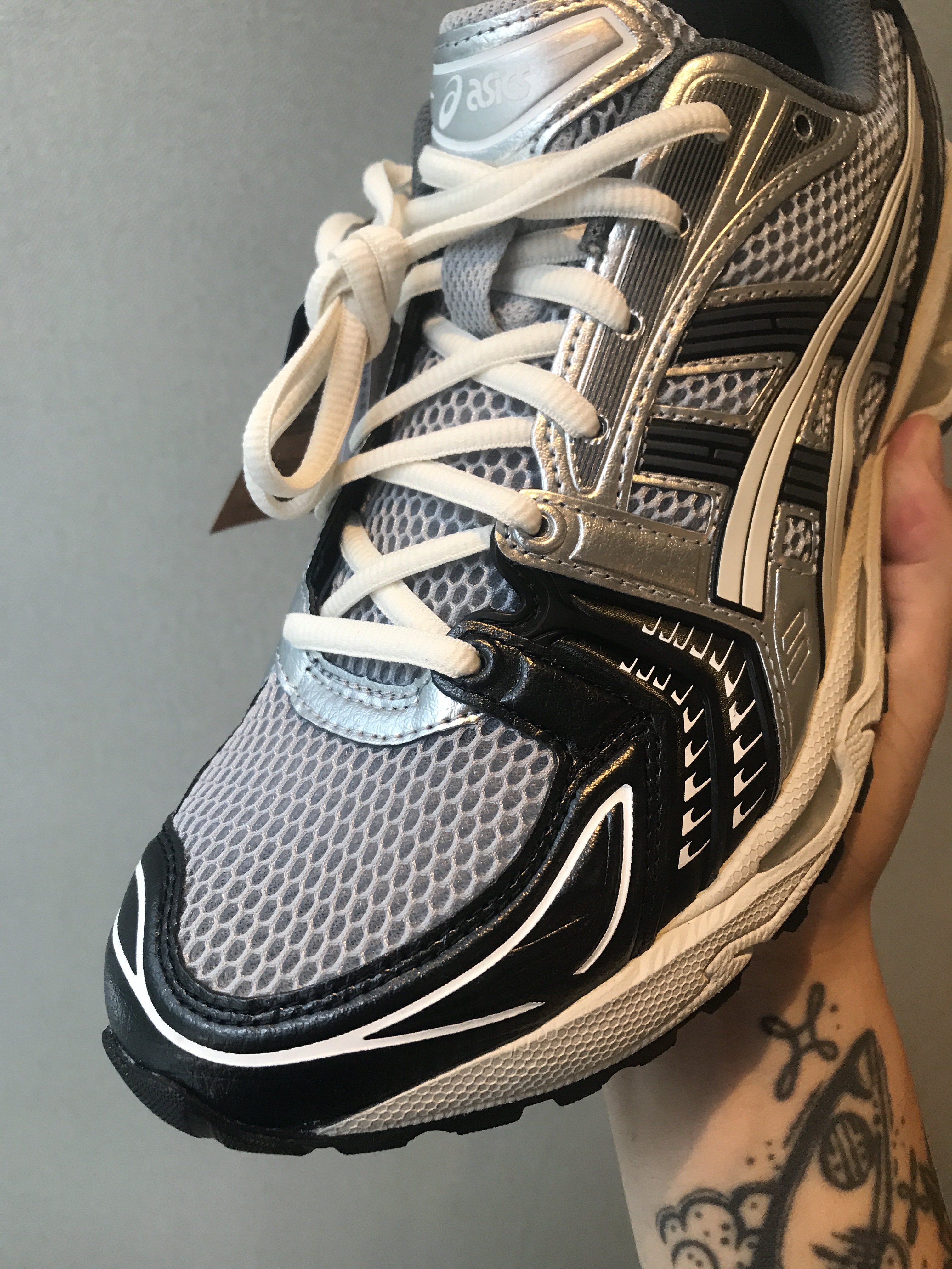 Asics Gel-Kayano 14 Black Glacier Grey 착용 스타일 - 2