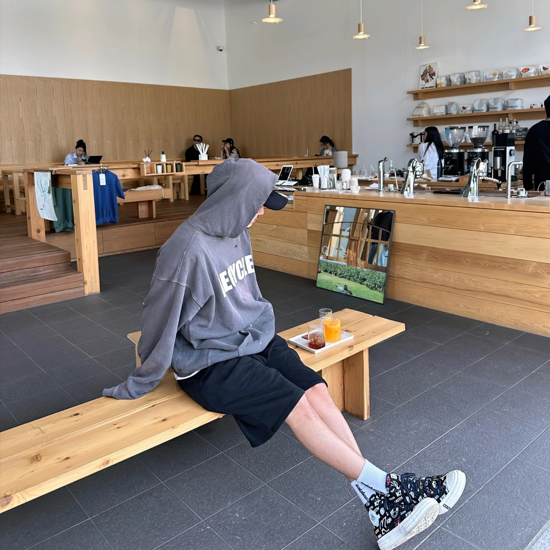 Gallery Dept. 90'S Recycle Hoodie Washed Black, Converse x Kith Chuck 70 High 10th Anniversary Black 착용 스타일 - 3