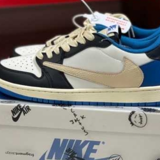 Jordan 1 x Travis Scott x Fragment Retro Low OG SP Military Blue 착용 스타일 - 2