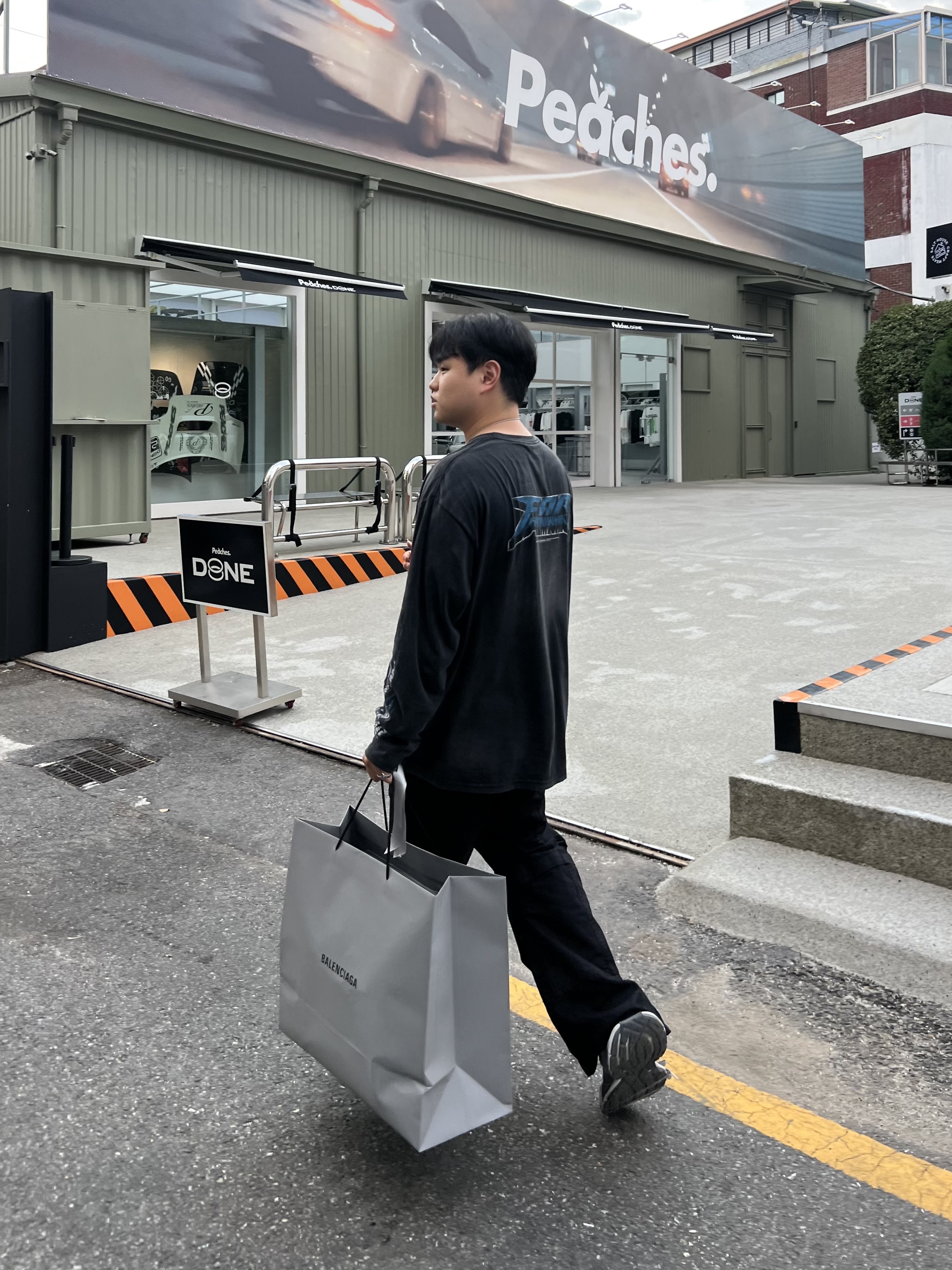 Balenciaga 3XL Mule Grey White Red 착용 스타일