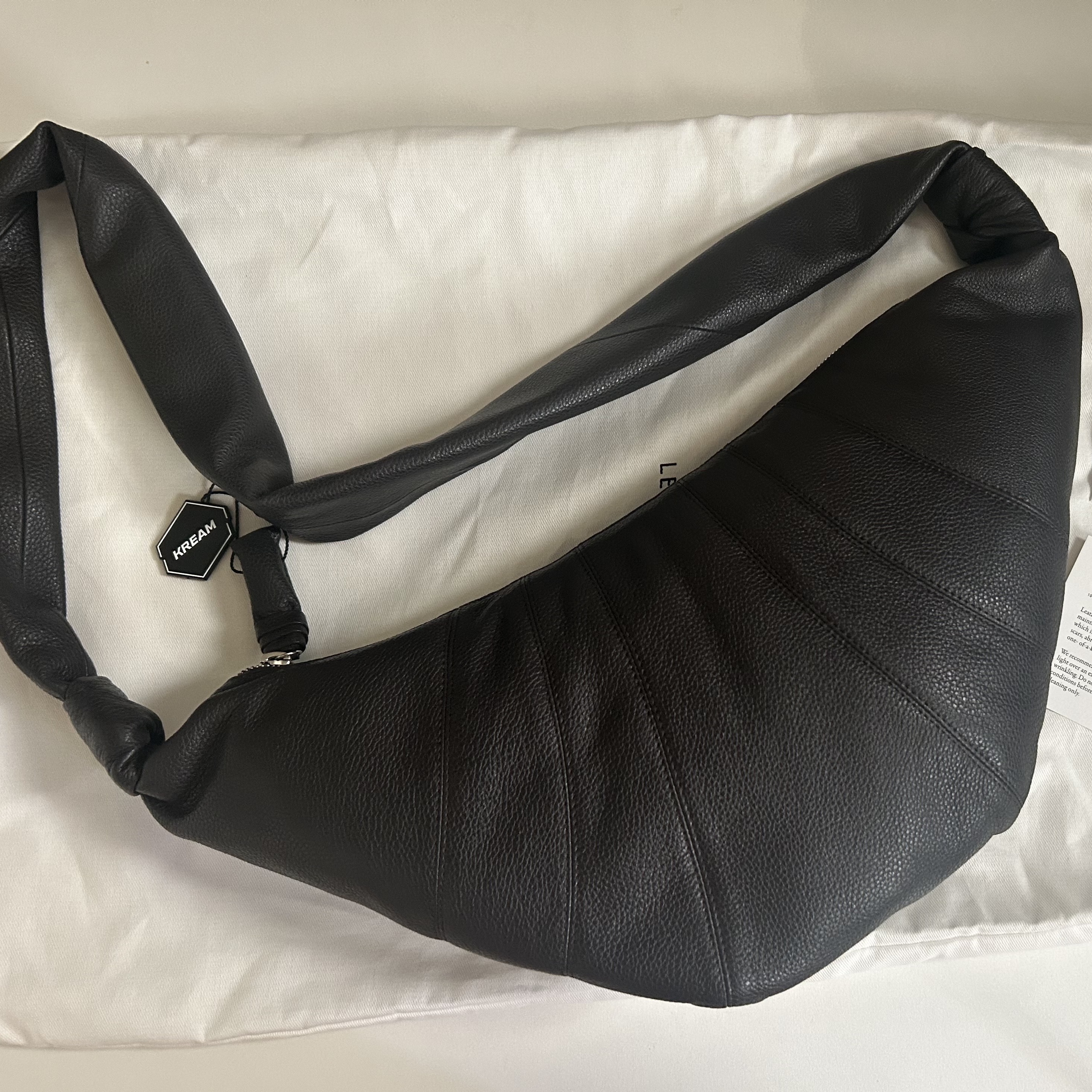Lemaire Medium Croissant Bag Soft Grained Leather Dark Chocolate 착용 스타일