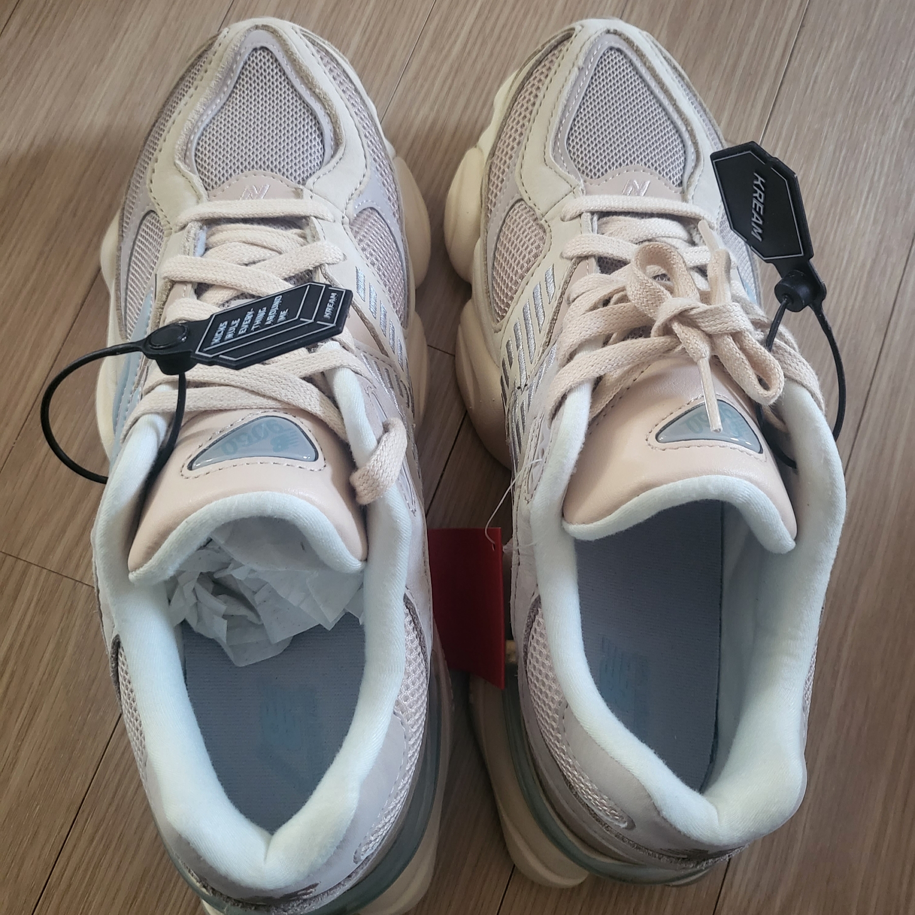 New Balance 9060 Ivory Cream Pink Sand 착용 스타일