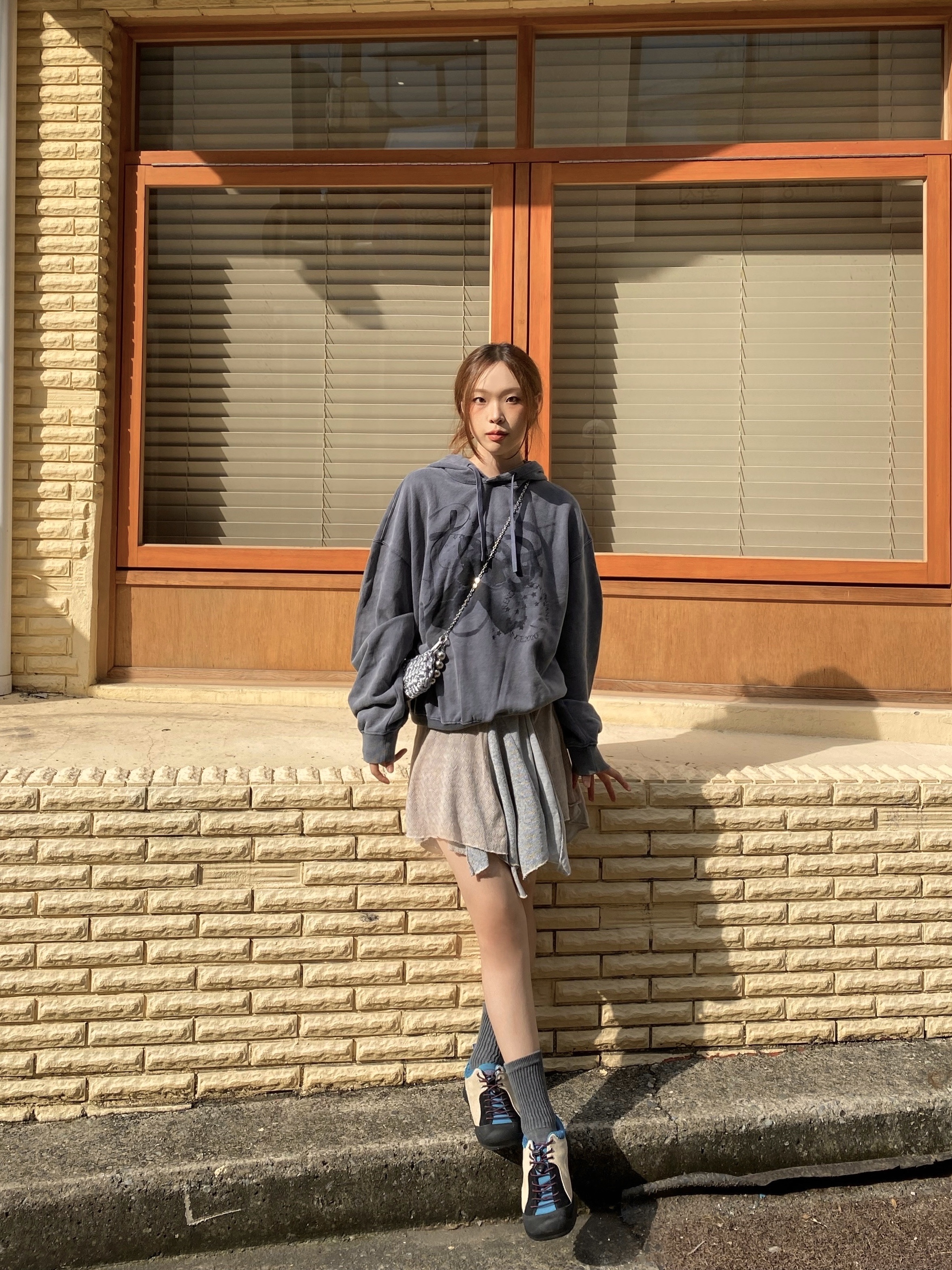 Keen Jasper Rocks SP Sneakers Beige, Heeari Women Lav Satin Knit Mini Bag Silver 착용 스타일 - 4