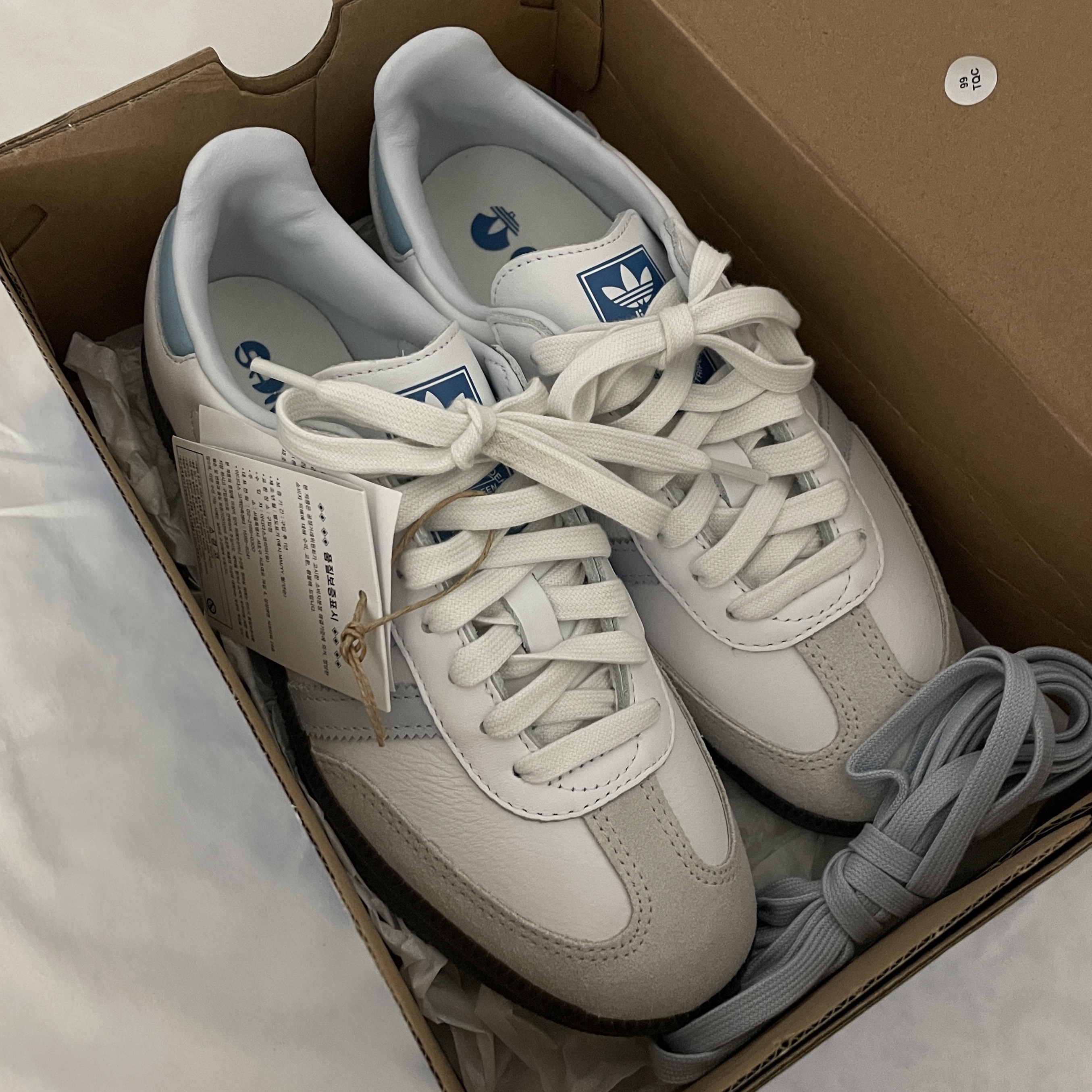 Adidas Samba OG Core White Halo Blue 착용 스타일 - 1