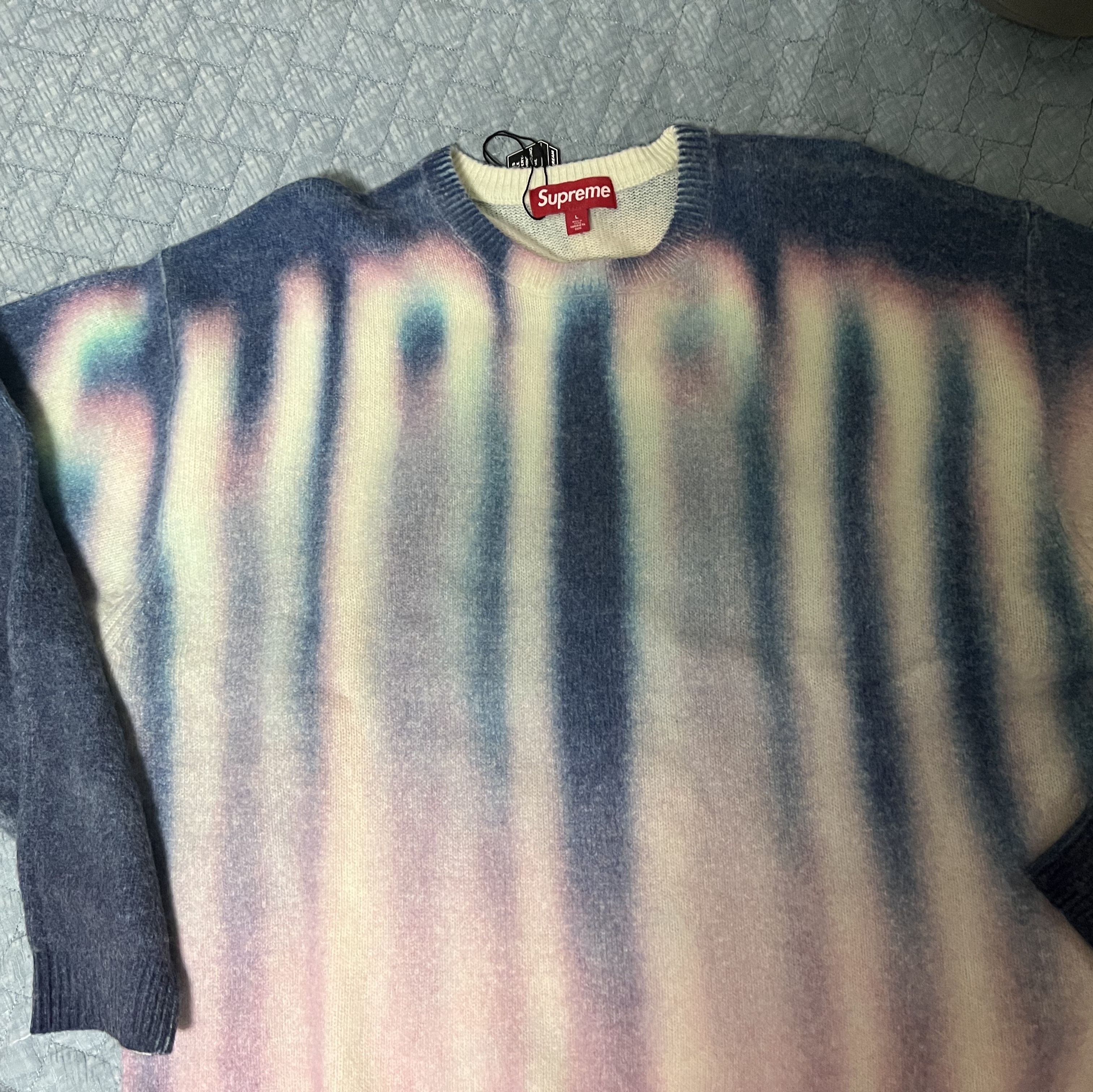 Supreme Blurred Logo Sweater Black - 23FW, Supreme Blurred Logo Sweater Blue - 23FW 착용 스타일 - 2