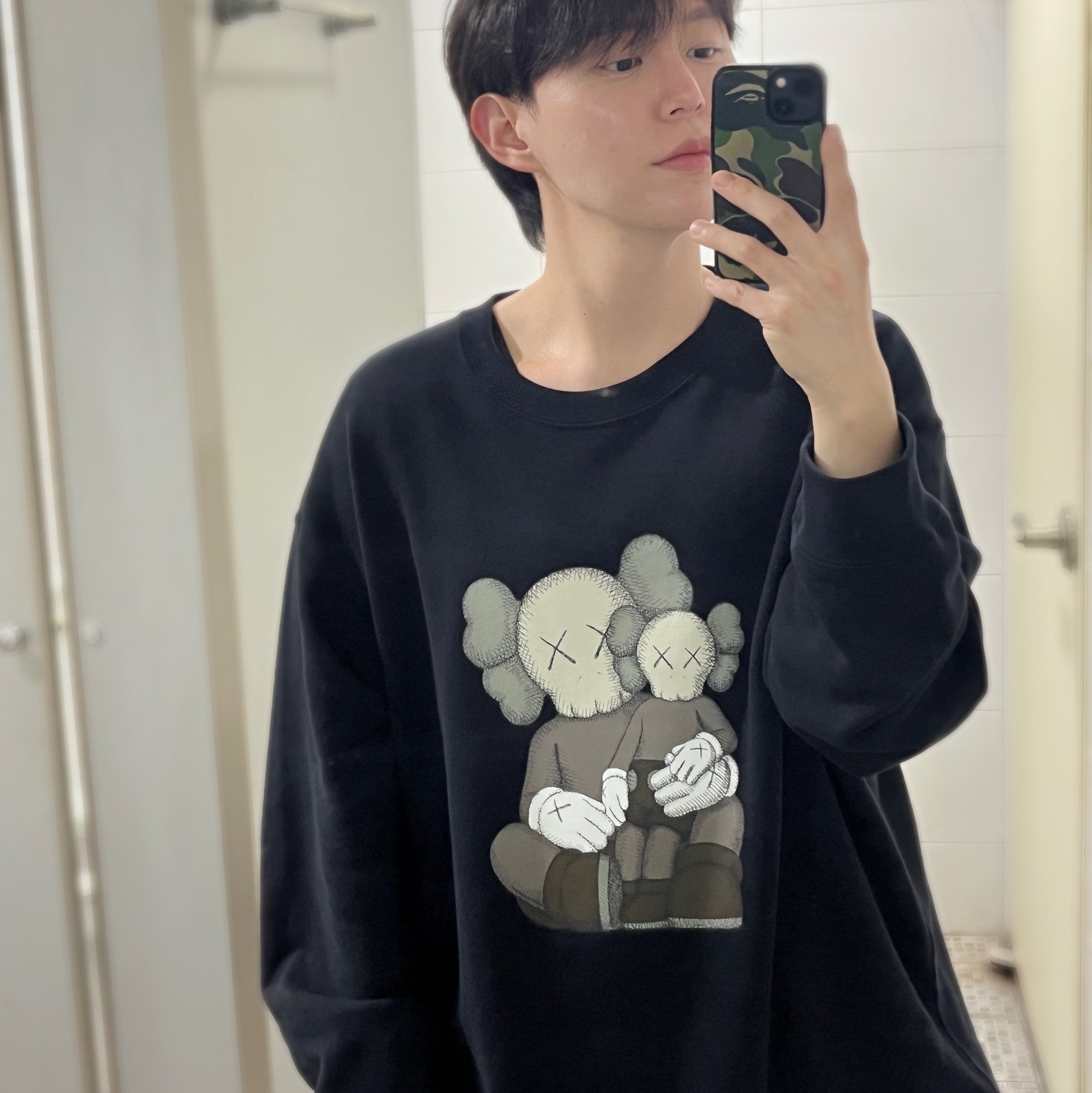 Uniqlo UT x Kaws Long Sleeve Sweatshirt Black 착용 스타일