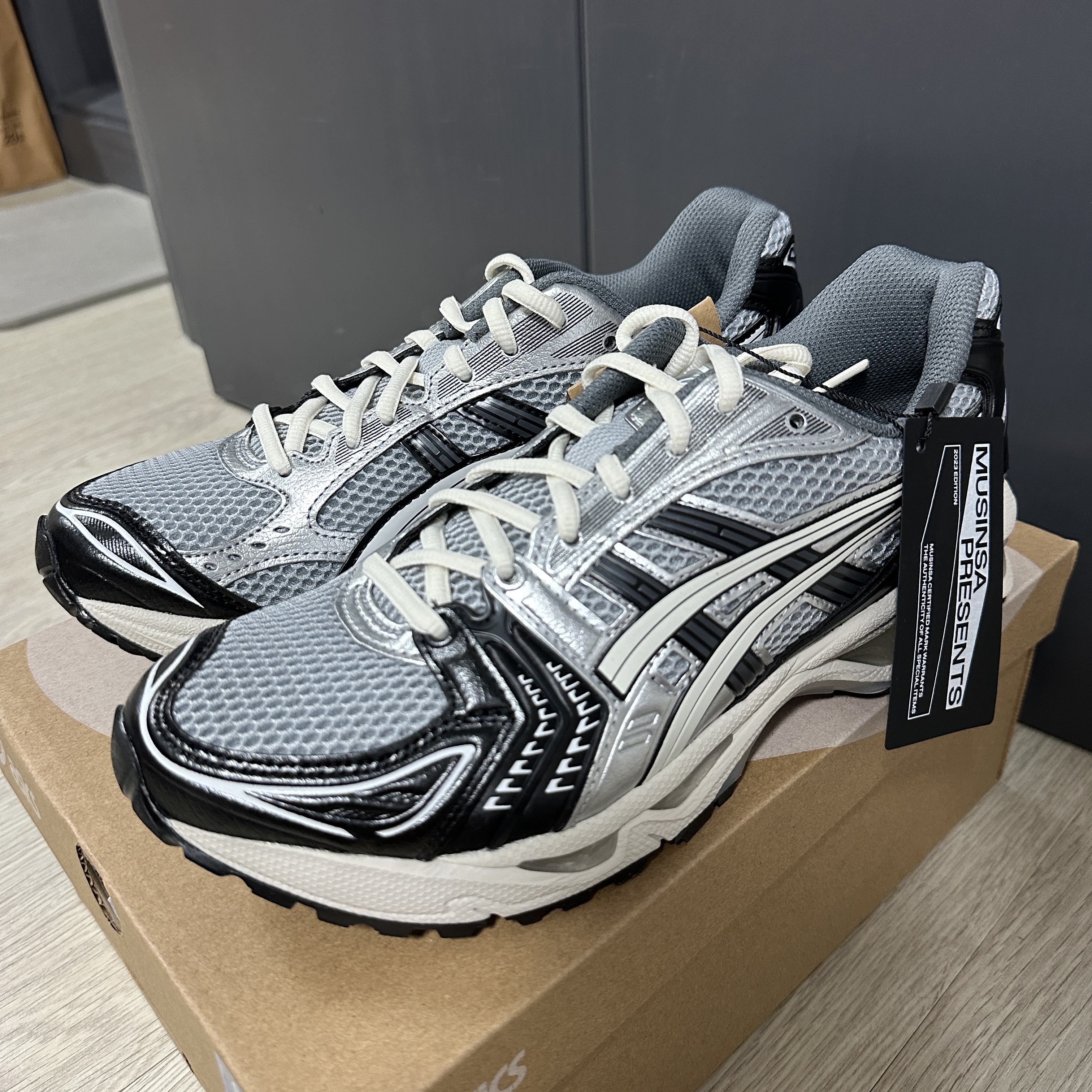 Asics Gel-Kayano 14 Black Glacier Grey 착용 스타일