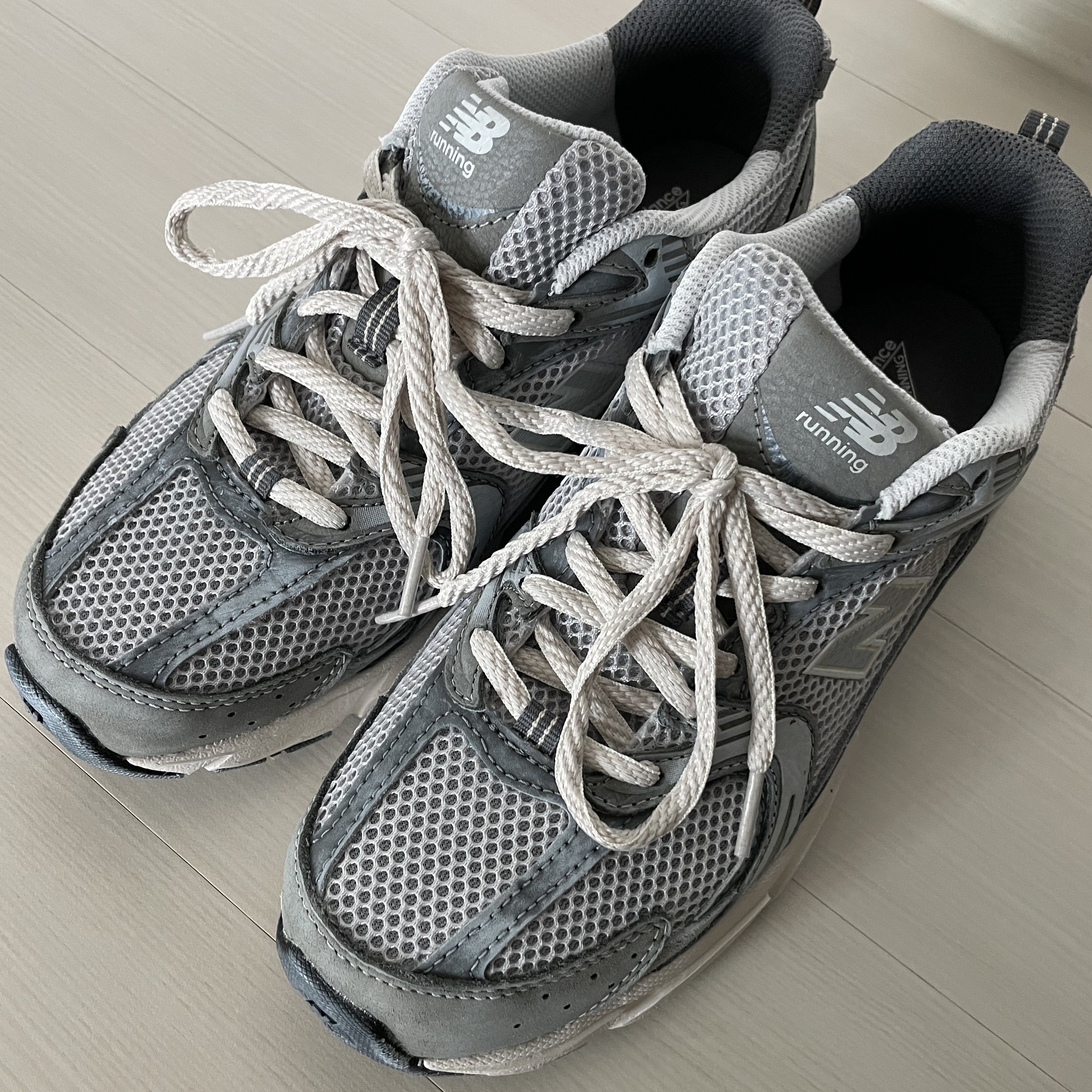 New Balance 530 Premium Vintage Grey Matter 착용 스타일 - 1