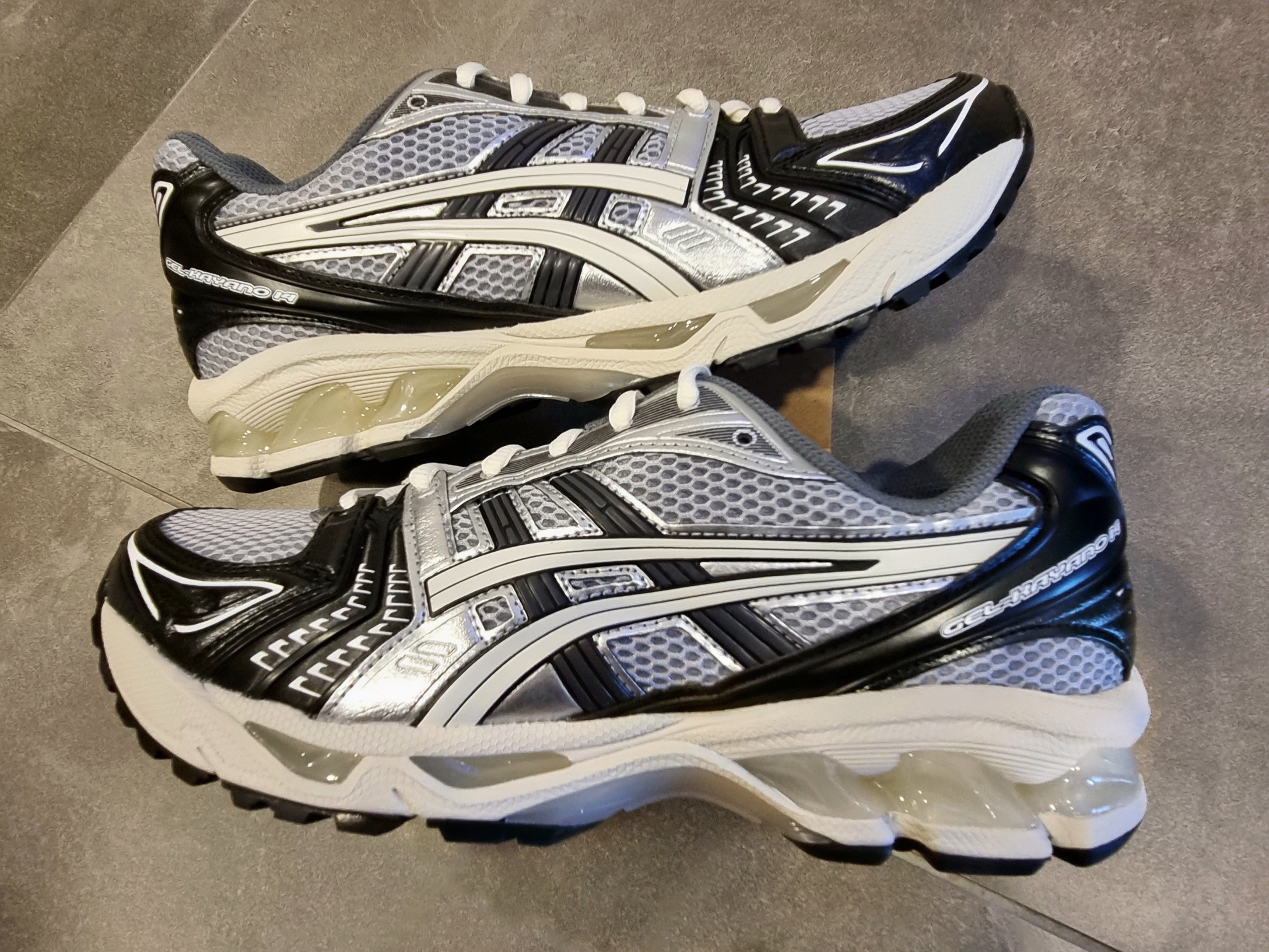 Asics Gel-Kayano 14 Black Glacier Grey 착용 스타일 - 3