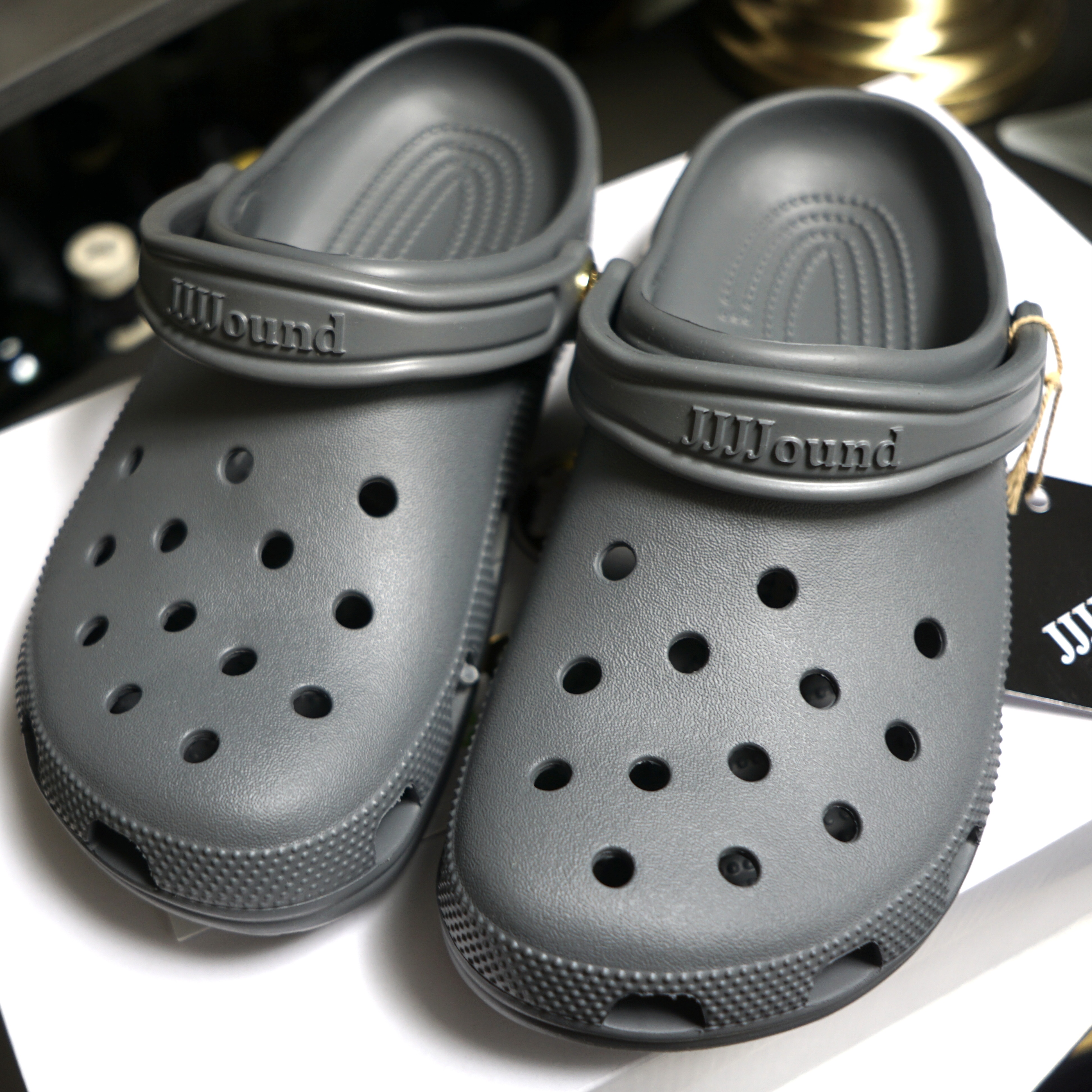 Crocs x JJJJound Classic Clog Slate Grey 착용 스타일 - 1