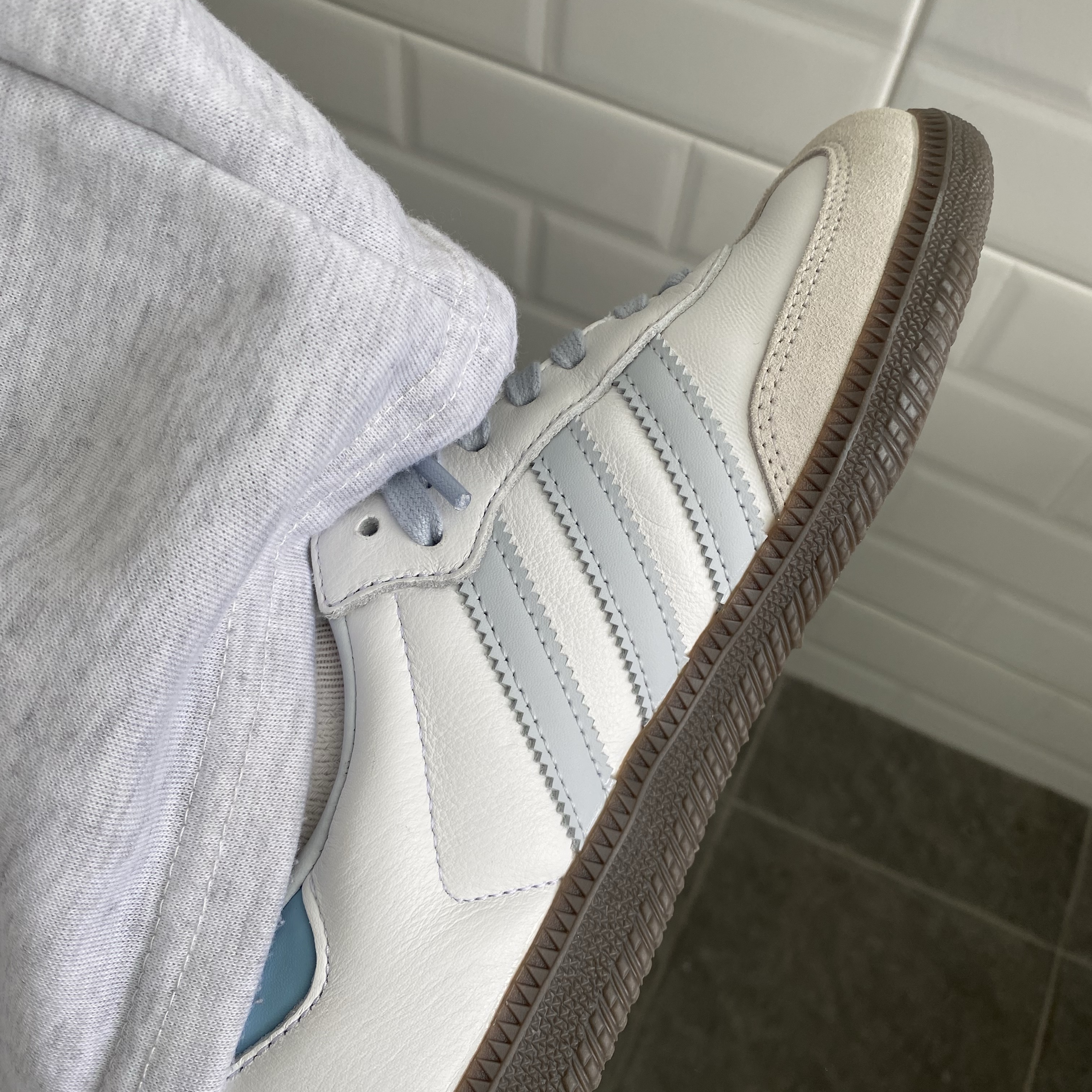 Adidas Samba OG Core White Halo Blue 착용 스타일