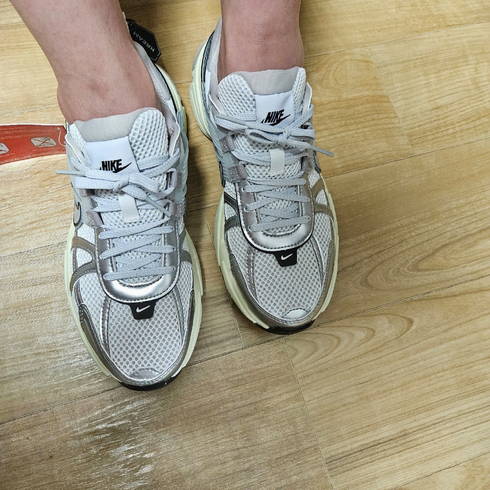 Nike V2K Run Summit White Metallic Silver 착용 스타일