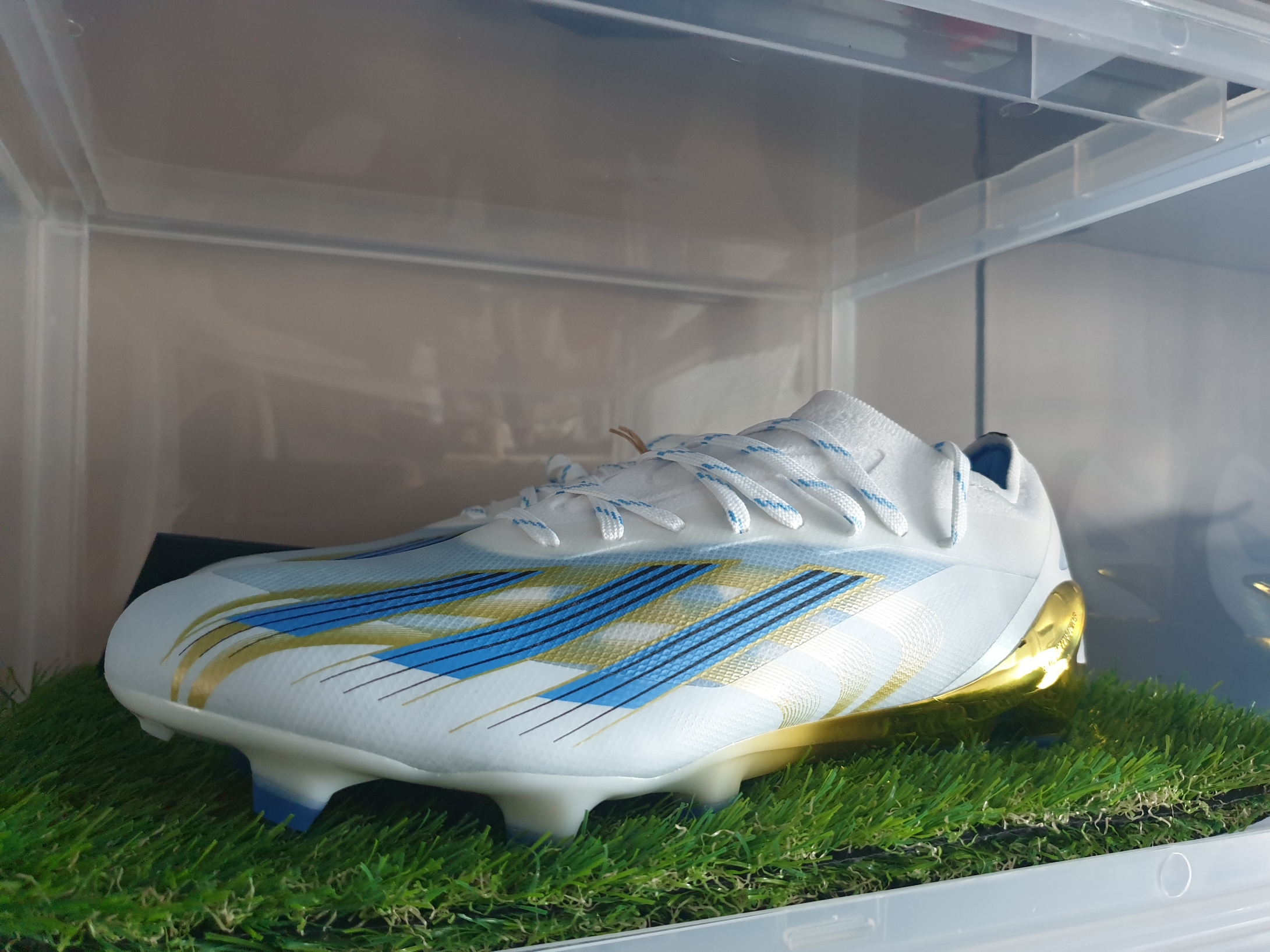 Adidas x Crazyfast Las Estrellas.1 FG Cloud White Pulse Blue, Adidas X Speedportal Leyenda.1 FG Gold Metallic 착용 스타일 - 1