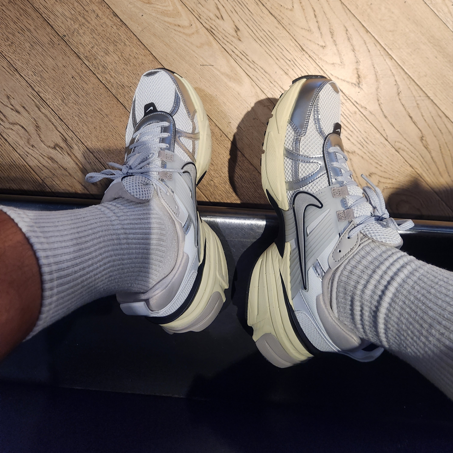 Nike V2K Run Summit White Metallic Silver 착용 스타일