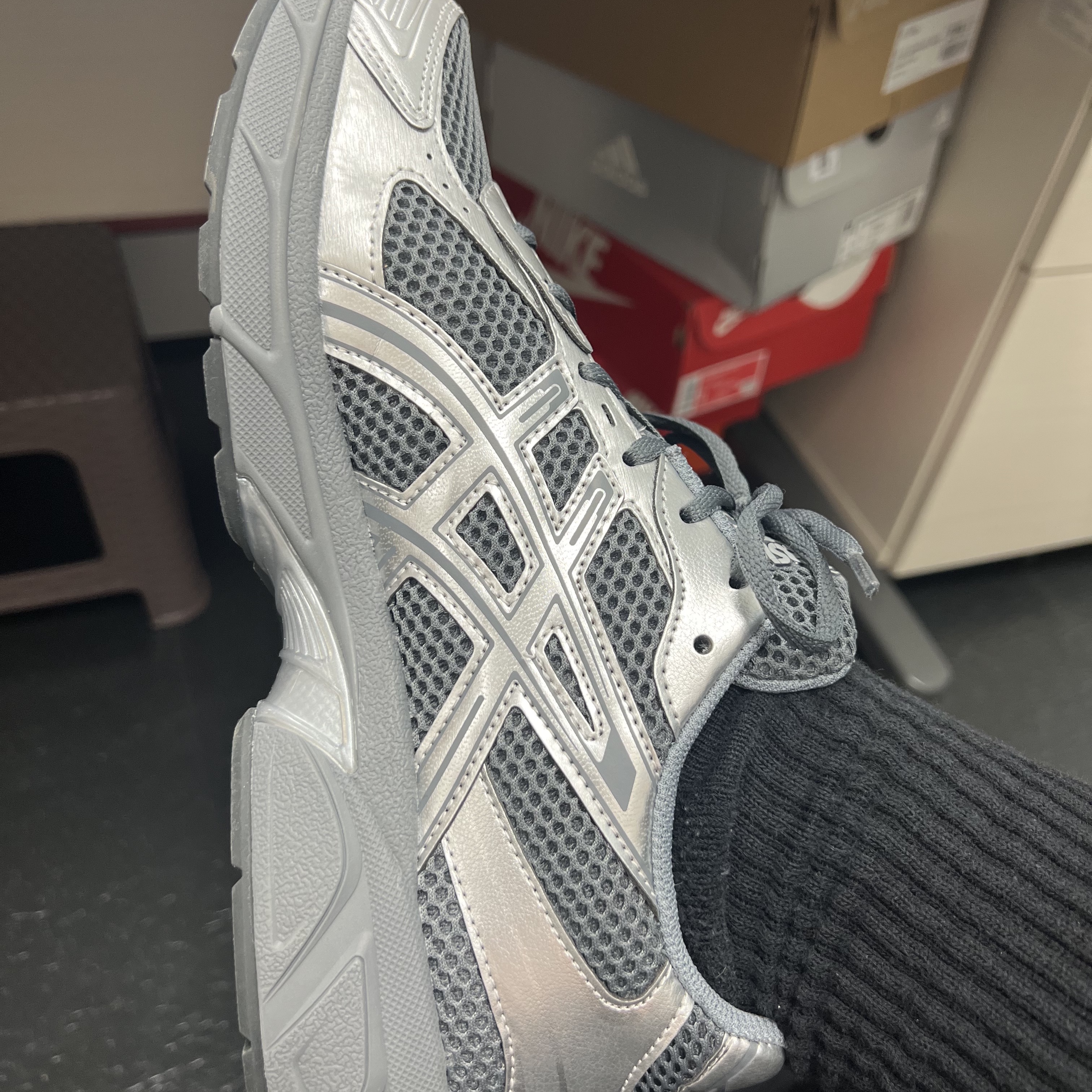 Asics Gel-1130 Steel Grey Pure Silver 착용 스타일