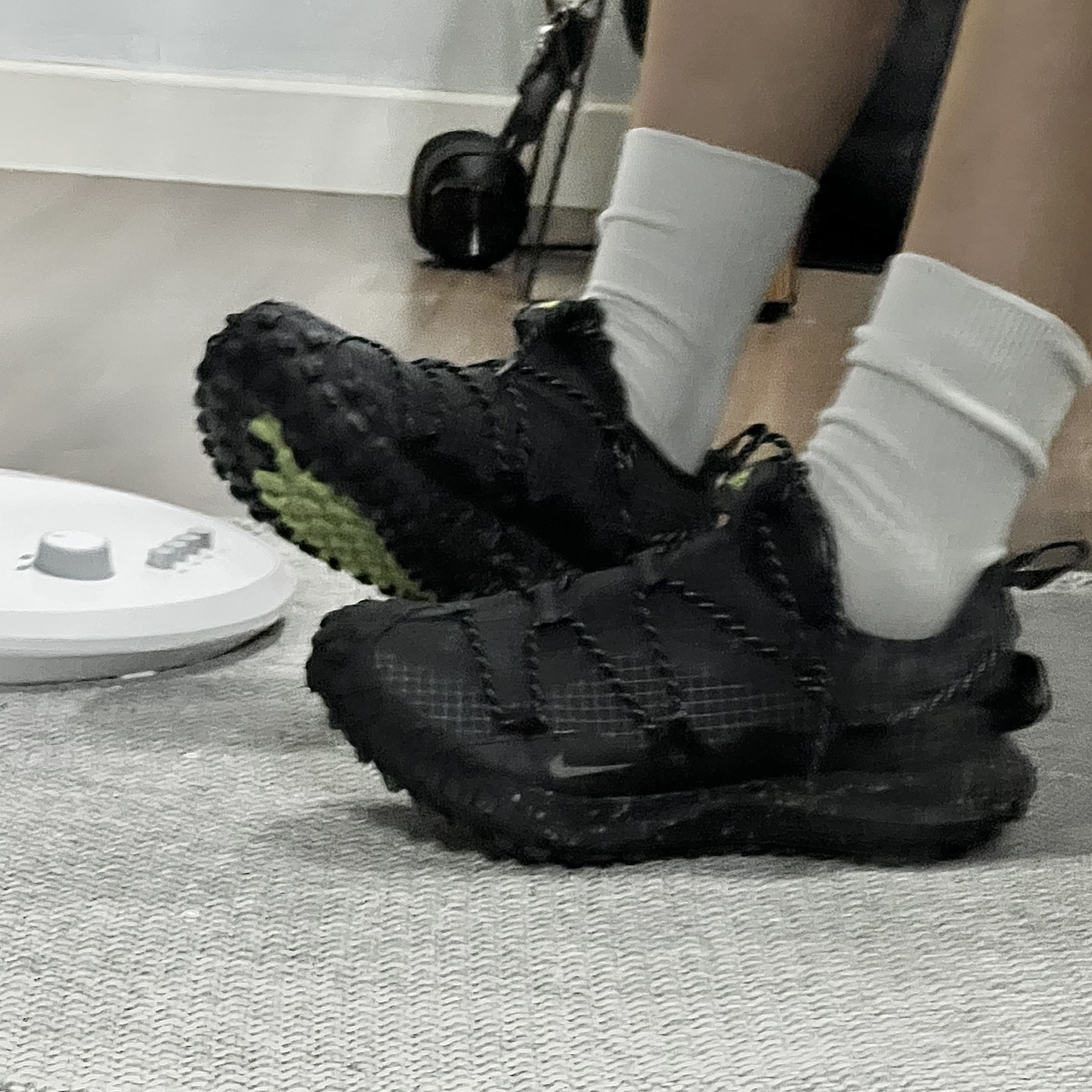 Nike ACG Mountain Fly Low Gore-Tex SE Dark Smoke Grey 착용 스타일 - 2