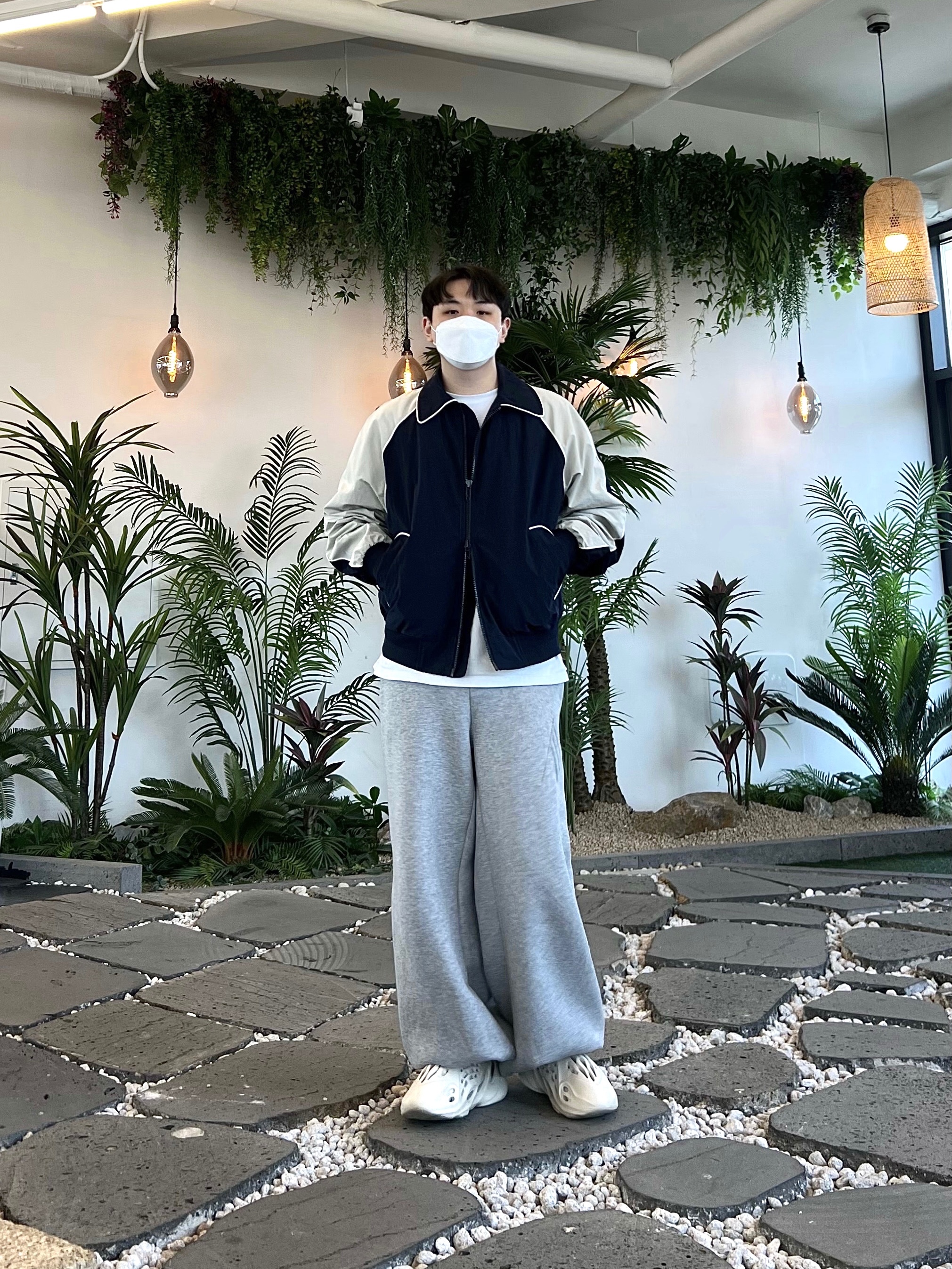 Adidas Yeezy Foam RNNR Sand 착용 스타일