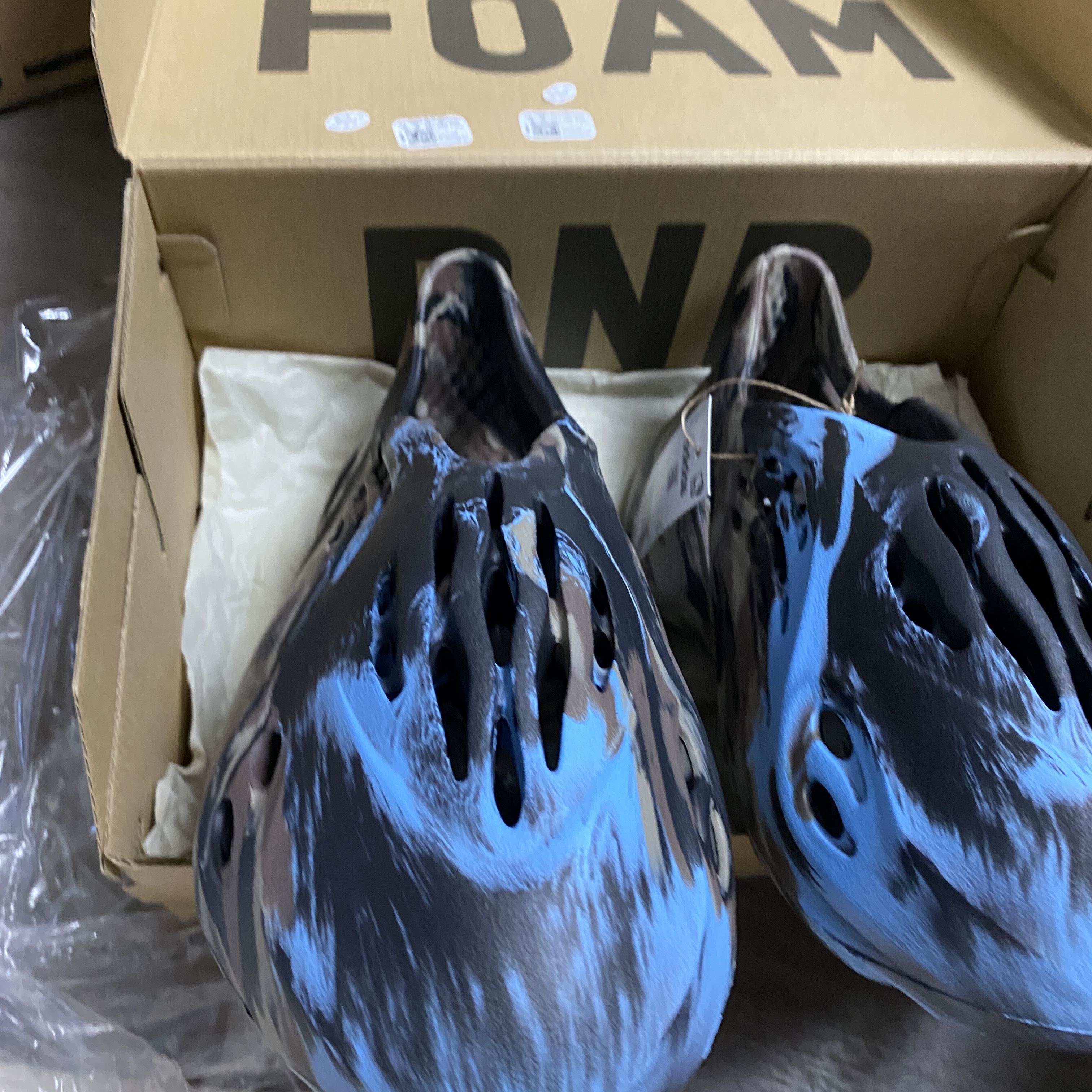 Adidas Yeezy Foam RNNR MX Cinder 착용 스타일 - 1